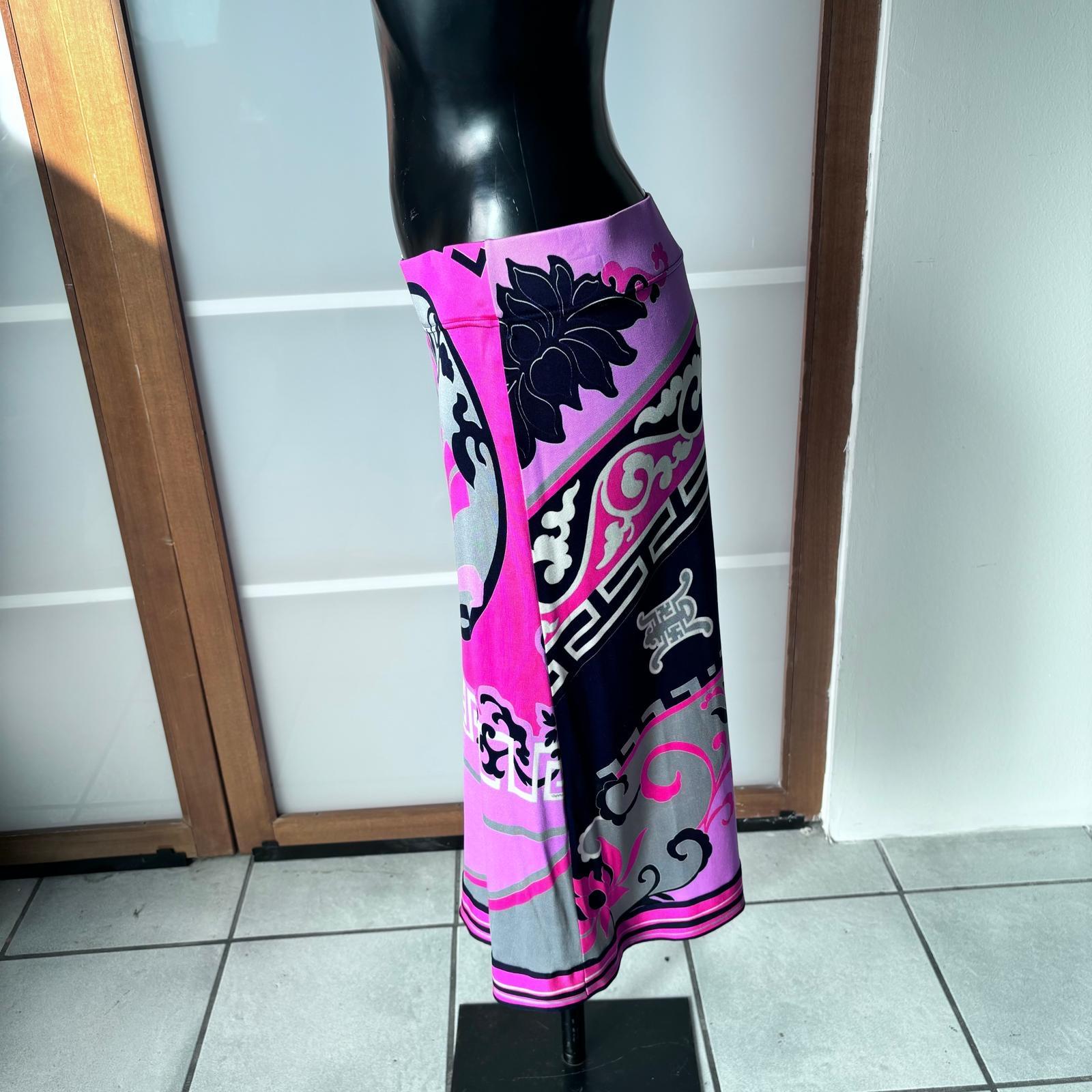 Obra maestra de Leonard Paris, esta impresionante falda midi de pura seda es un homenaje a la feminidad atrevida y sofisticada. ¿Su punto fuerte? El estampado floral abstracto - una explosión de rosa, lila, 
El diseño presenta una elegante línea