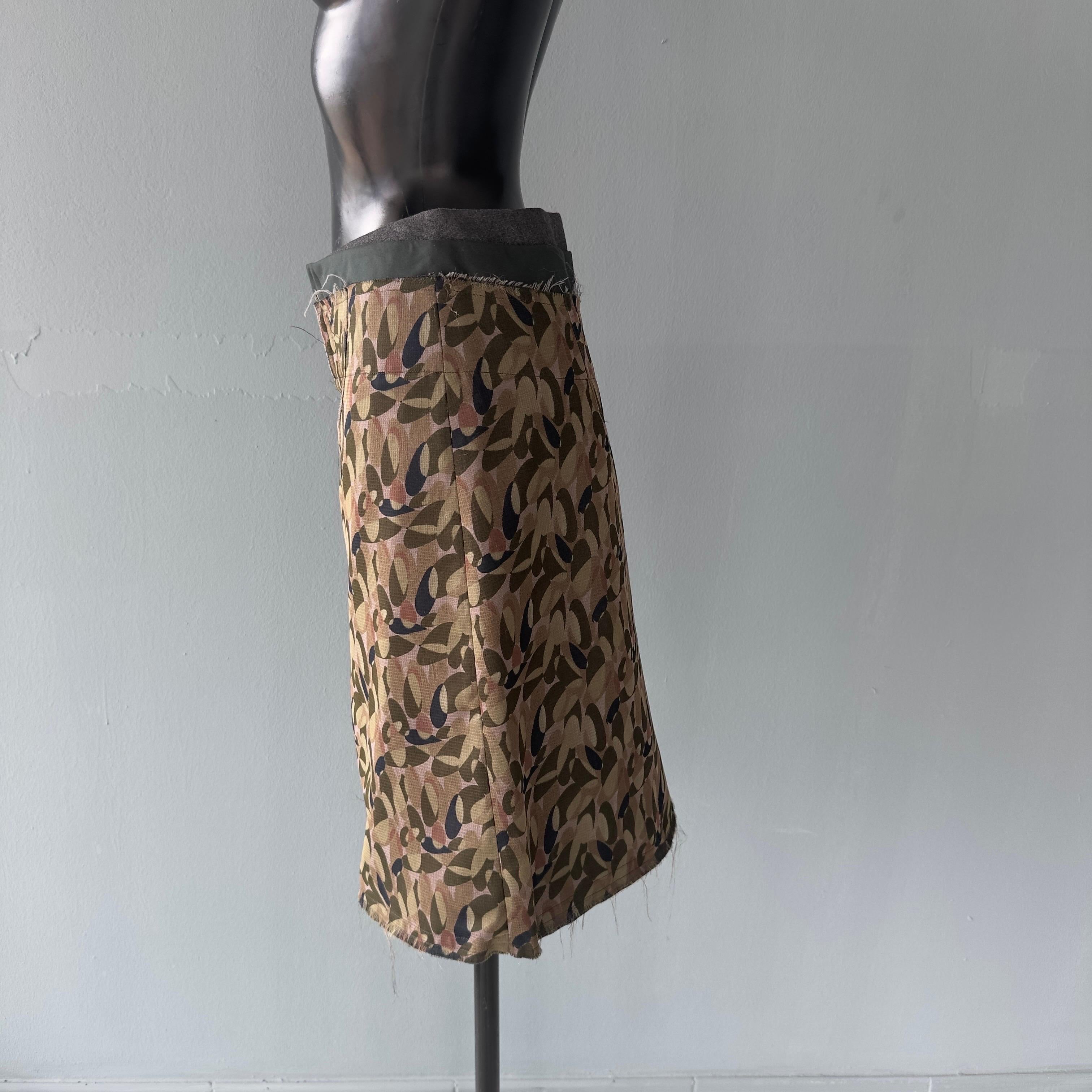 Gonna Marni in seta con interno in lana
Cerniera frontale, taglia 40
Ottime condizioni, fantasia che sembra mimetica
Misure: vita 37cm, fianchi 50cm, lunghezza 61cm