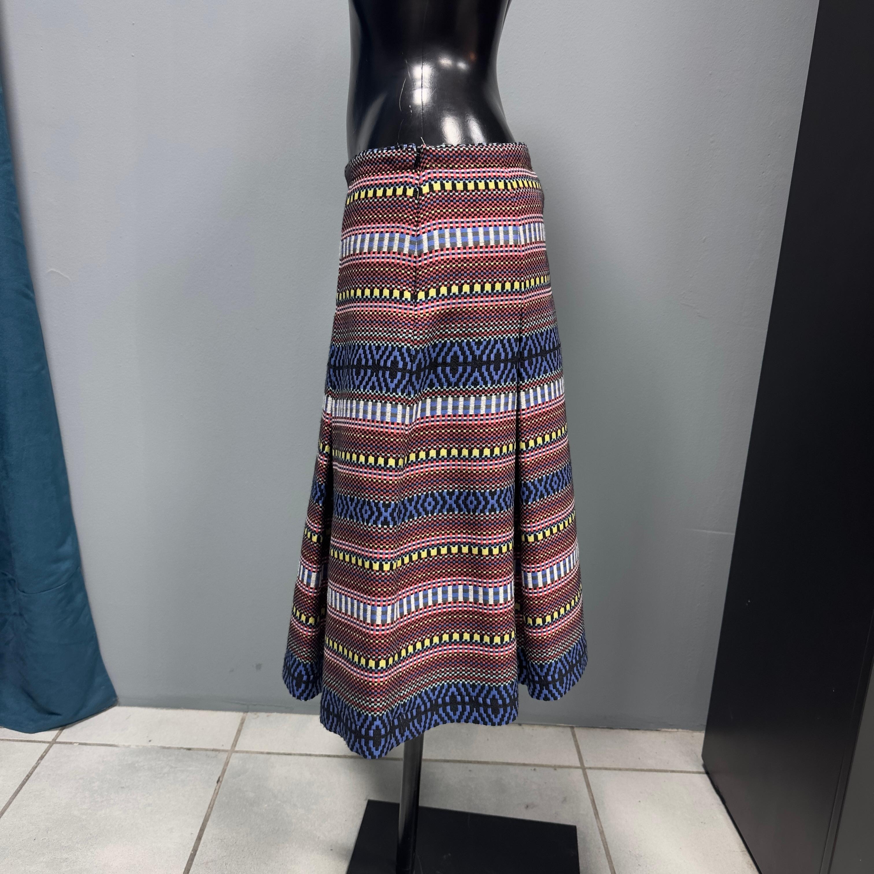 Max Mara Week end skirt never used . Asymmetrical shape in multicolor fabric
The skirt flares out in pleats from the side of the hips, em closure with side zipper
Measurements L:
Waist 41cm
Hips 51cm
Length 62cm
