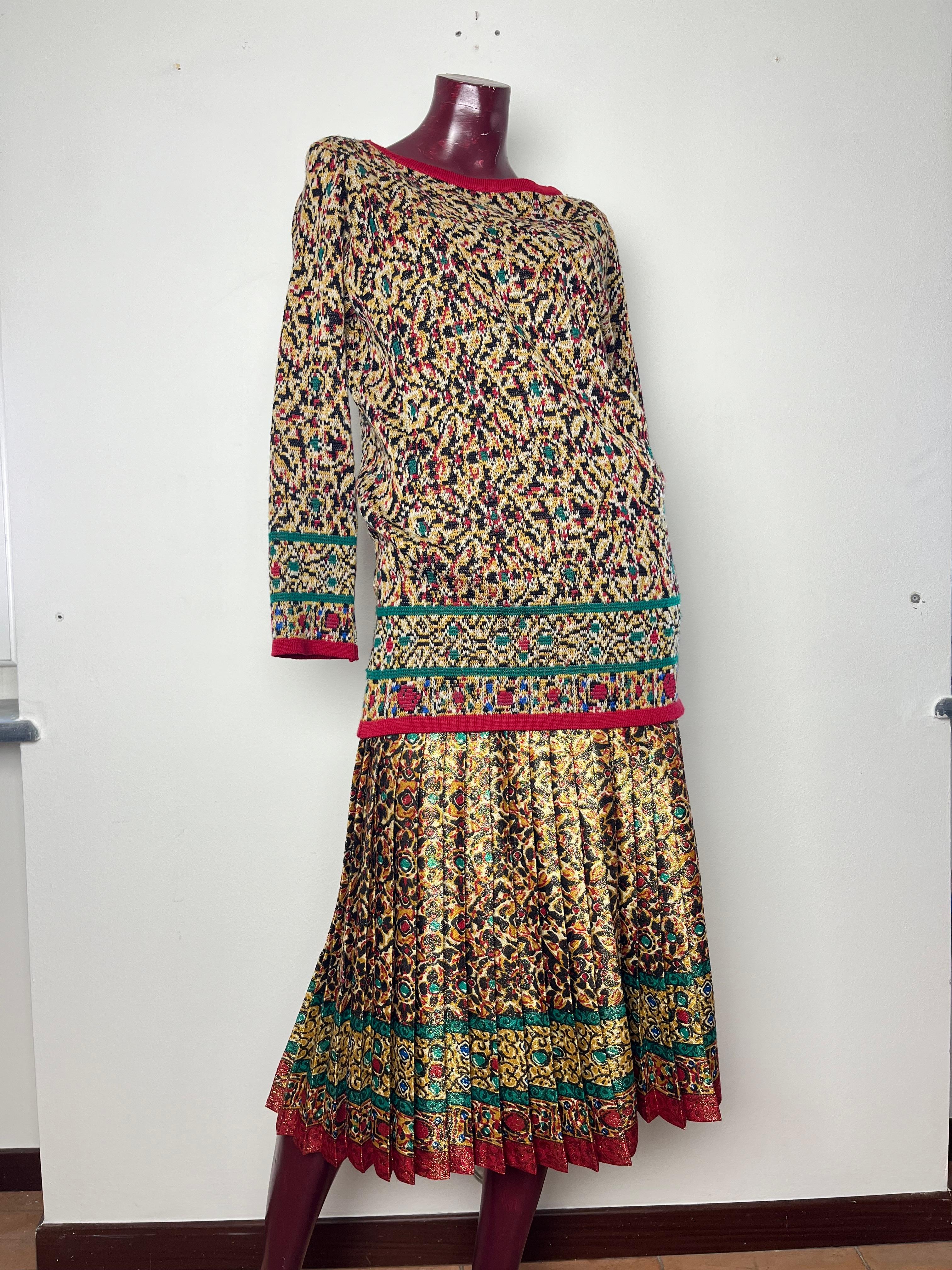 Faltenrock mit Blumendruck Kollektion 1984  mehrfarbiges Kleid aus Seidengemisch von Yves Saint Laurent mit folgenden Eigenschaften: plissierter, floraler Allover-Druck, hohe Taille und gerader Saum.

Mehrfarbiger 80er-Jahre-Pullover aus Strickwolle
