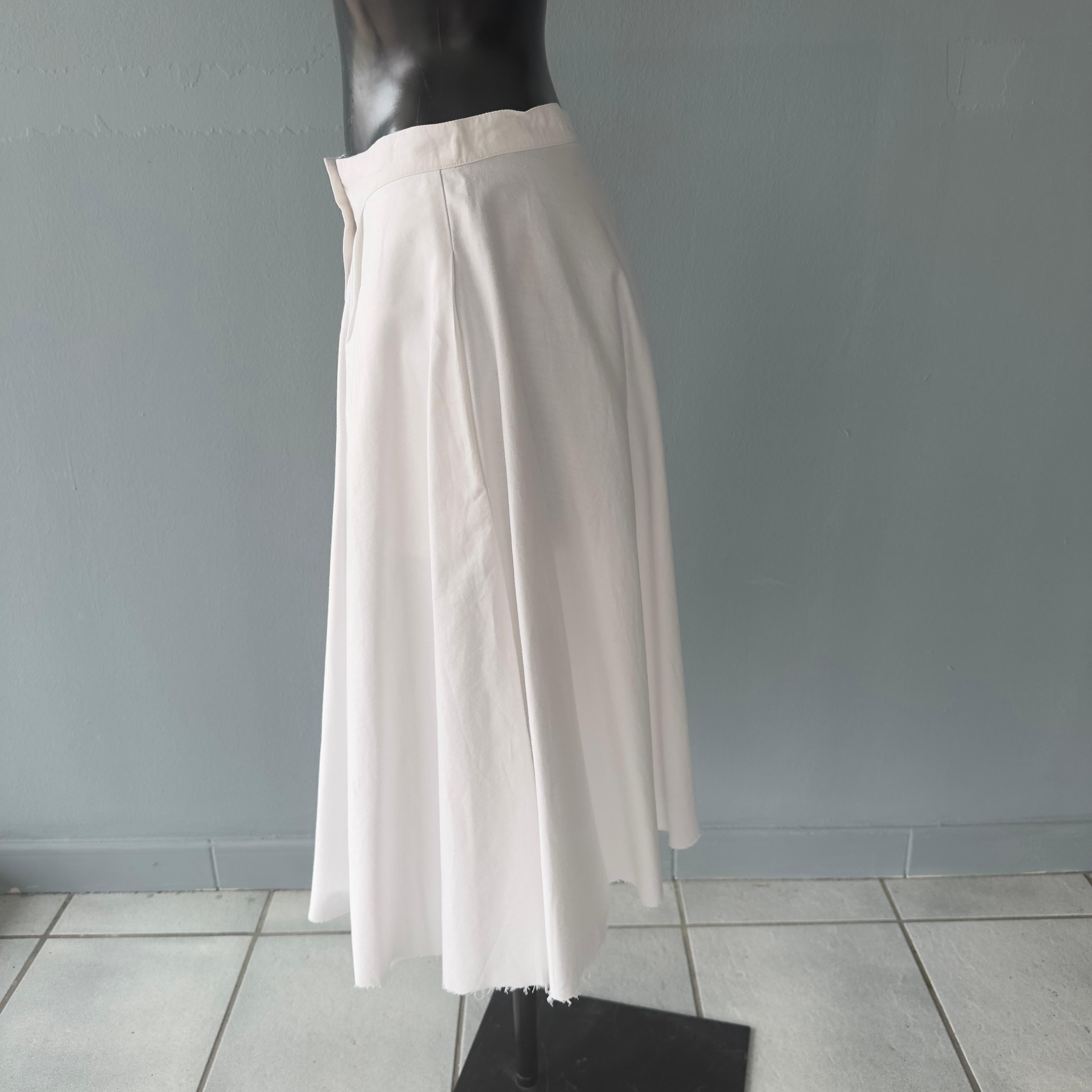 Valentino 80s cotton skirt, asymmetrical flared shape, raw cut at bottom.
Dead stock, new never used
Waistband with zipper closure and 3 buttons
Size indicated 46 fit small, Lisa and barely visible composition label 
Measures:
Vita 38cm
Length 68cm