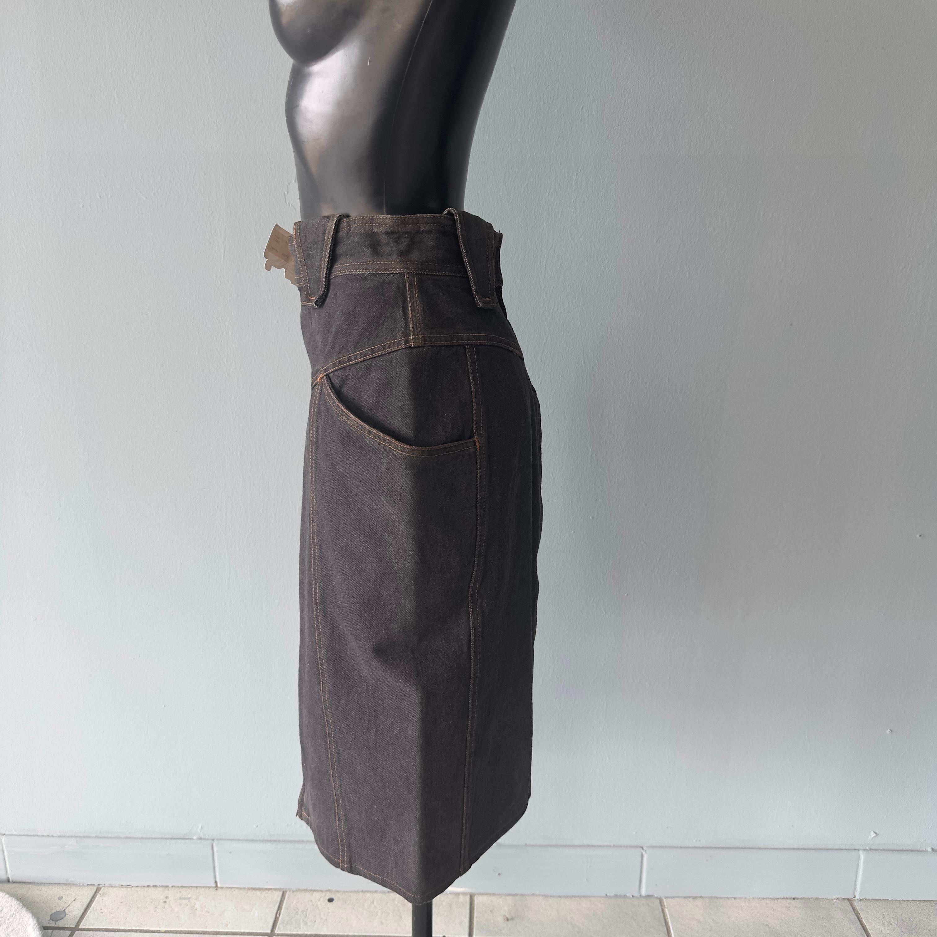 Gonna midi in jeans Krizia anni 80 con cartellino, mai utilizzata
Chiusura con cerniera sul retro
Cerniera sul fondo davanti
I.L.A.
Misure:
Vita 35cm
Fianchi 47cm
Lunghezza 69cm