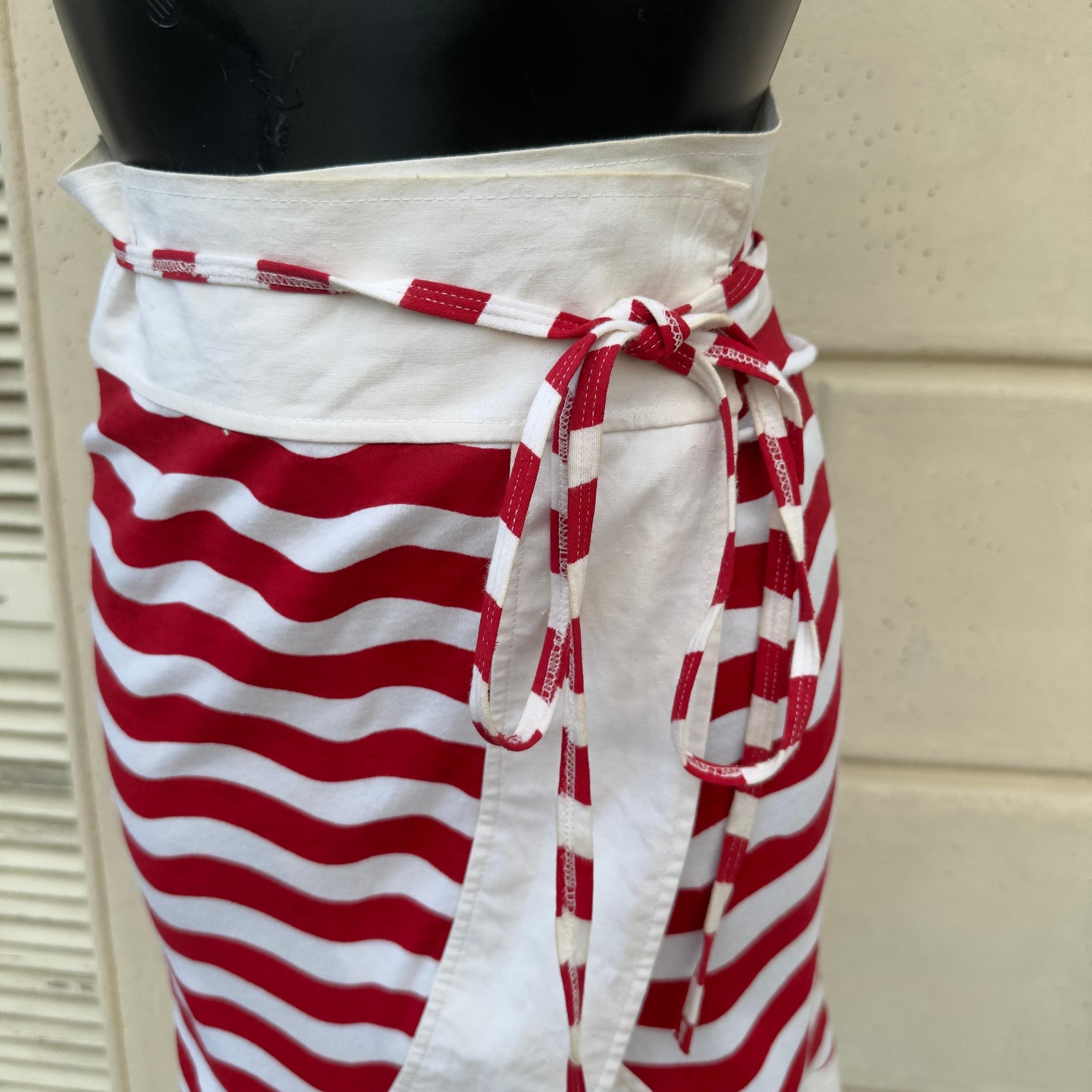 Gonna  portafoglio Yves Saint Laurent vintage anni 80, nuova mai utilizzata.
Il laccetto forma una cintura girando intorno alla vita attraverso i passanti. Taglia 36fr, si adatta perfettamente alle forme grazie all'effetto stondato sul fondo
La