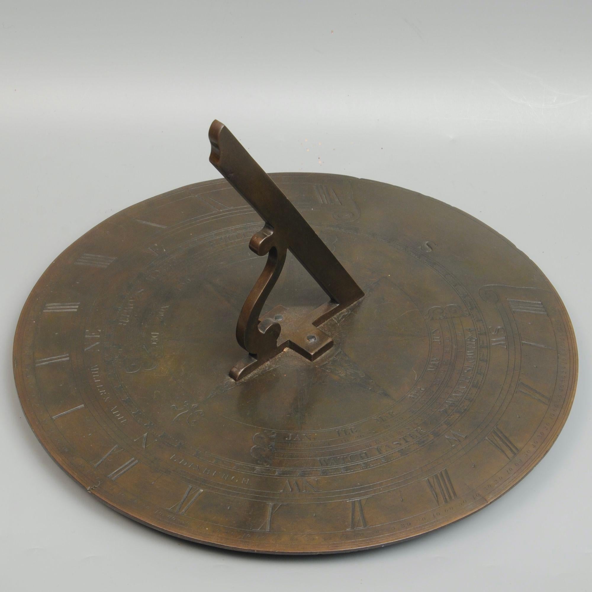 Cadran solaire en bronze finement gravé du XVIIIe siècle, de 15 pouces de diamètre, signé Miller & Adie, Edinburgh, avec une bonne patine et le gnomon d'origine.