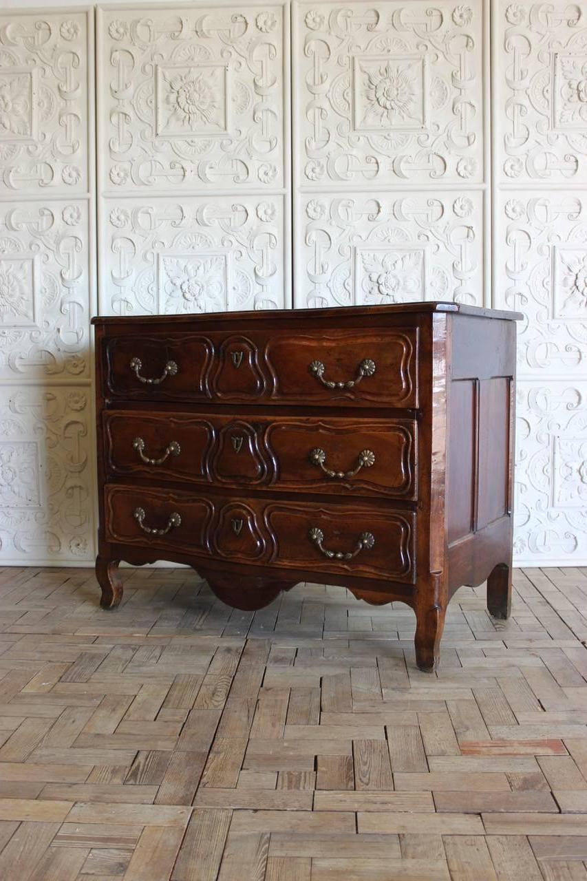 Good 18th Century French Walnut Commode In Excellent Condition In Gloucestershire, GB