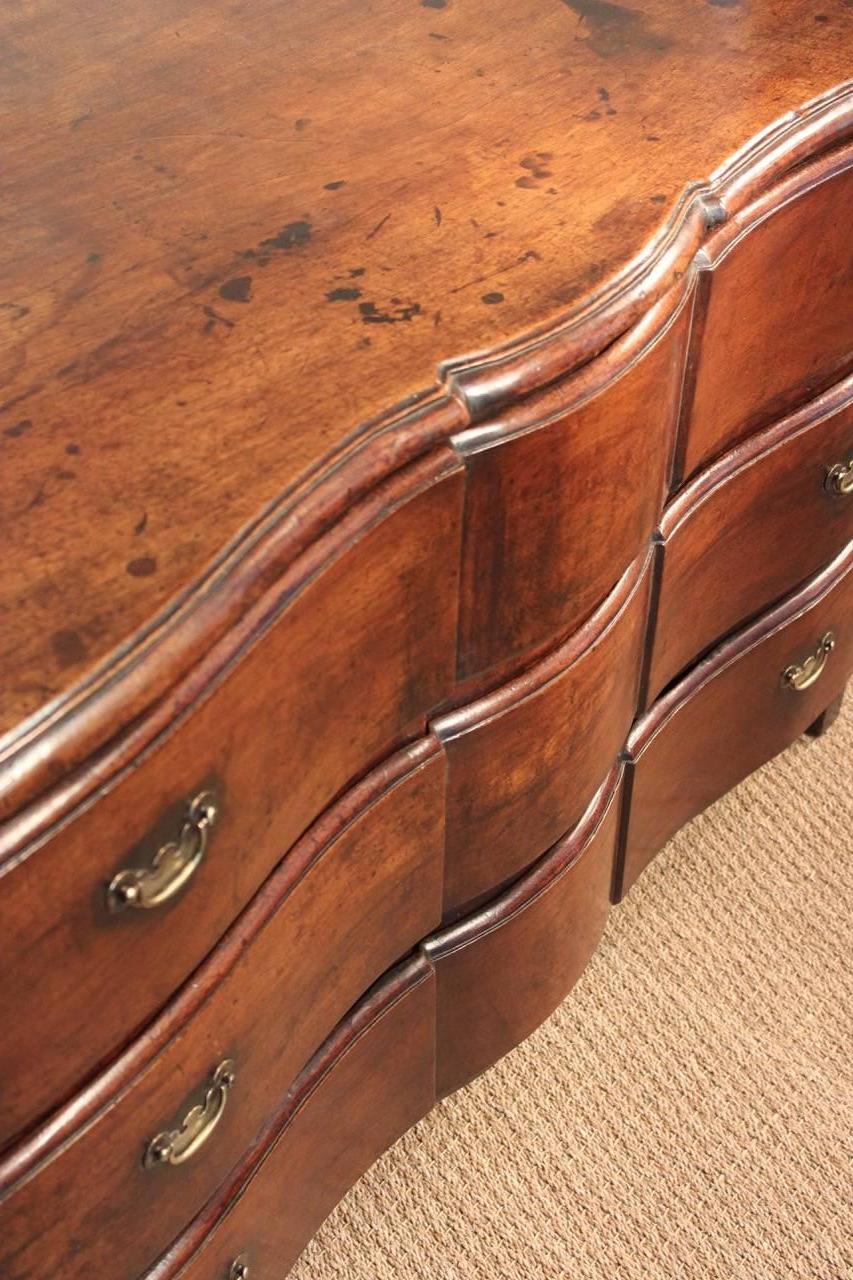Good 18th Century Walnut Serpentine Commode In Excellent Condition In Gloucestershire, GB