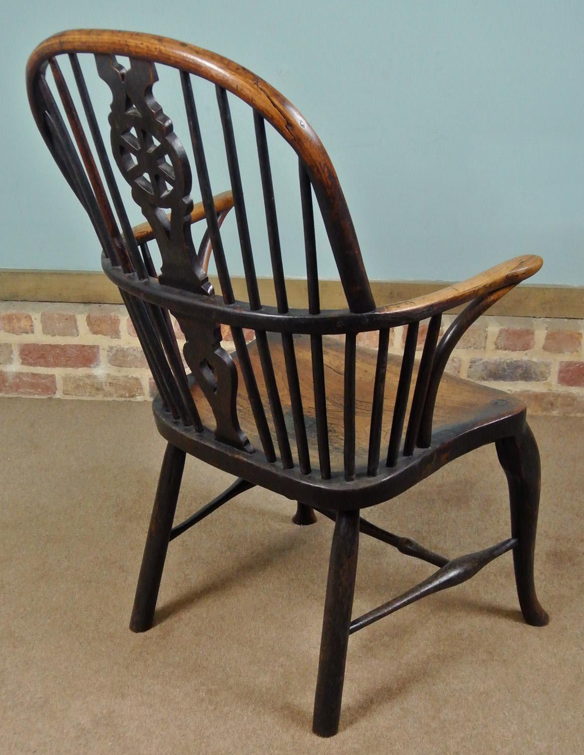 A charming ash and elm low back Windsor chair, George III c. 1780, with a well carved wheel to the splat and beautiful cabriole legs to front.

Very comfortable and sturdy, heavy and in good original condition. No breaks, repairs or re-tipping to