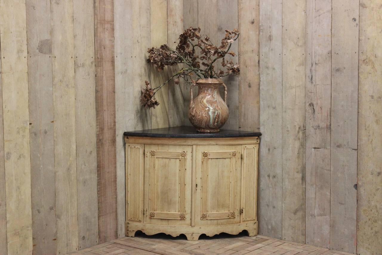 Good 19th Century Bleached Oak Corner Cupboard In Excellent Condition In Gloucestershire, GB