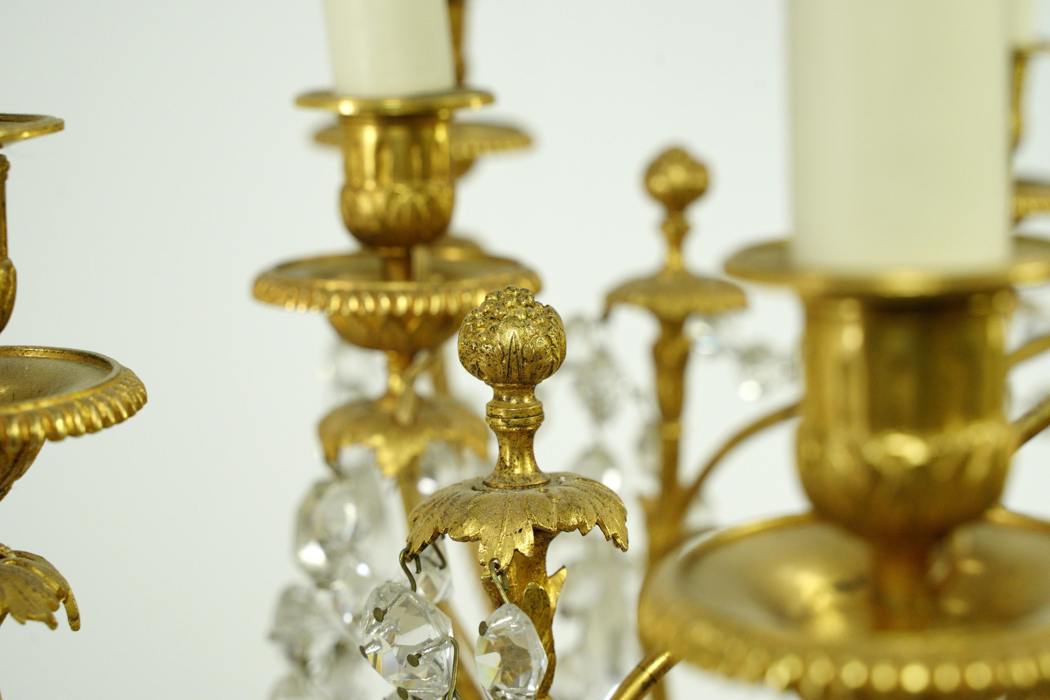 Lustre français ancien à 12 bras en cristal plaqué or en vente 4