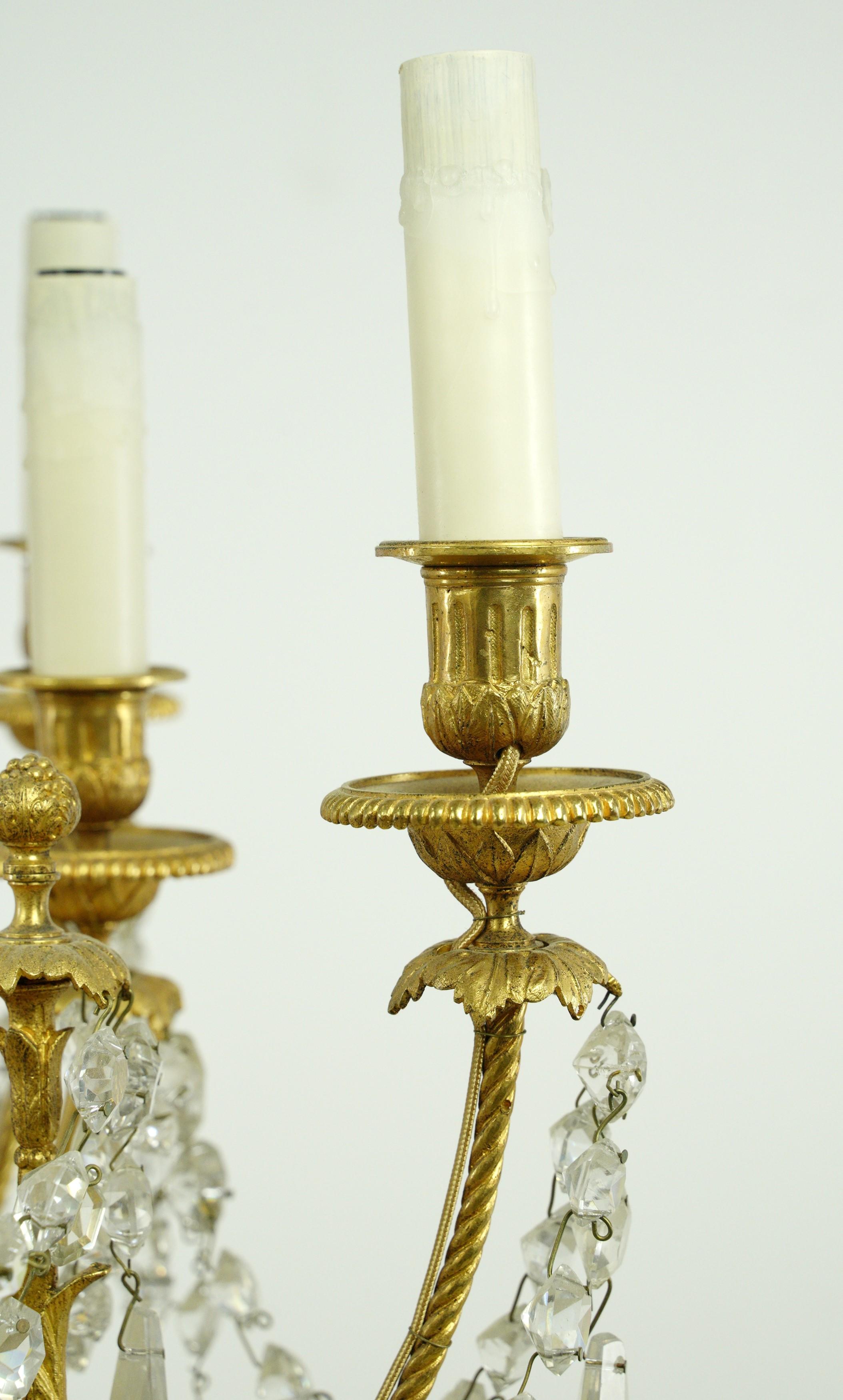 Lustre français ancien à 12 bras en cristal plaqué or en vente 5