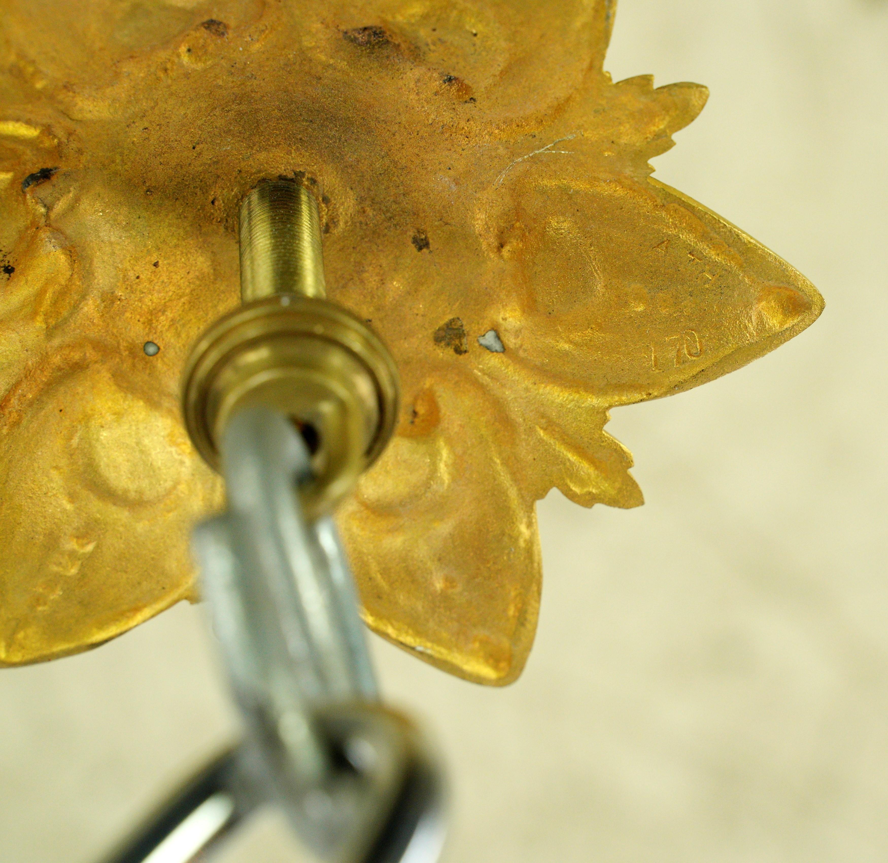 Lustre français ancien à 12 bras en cristal plaqué or en vente 6