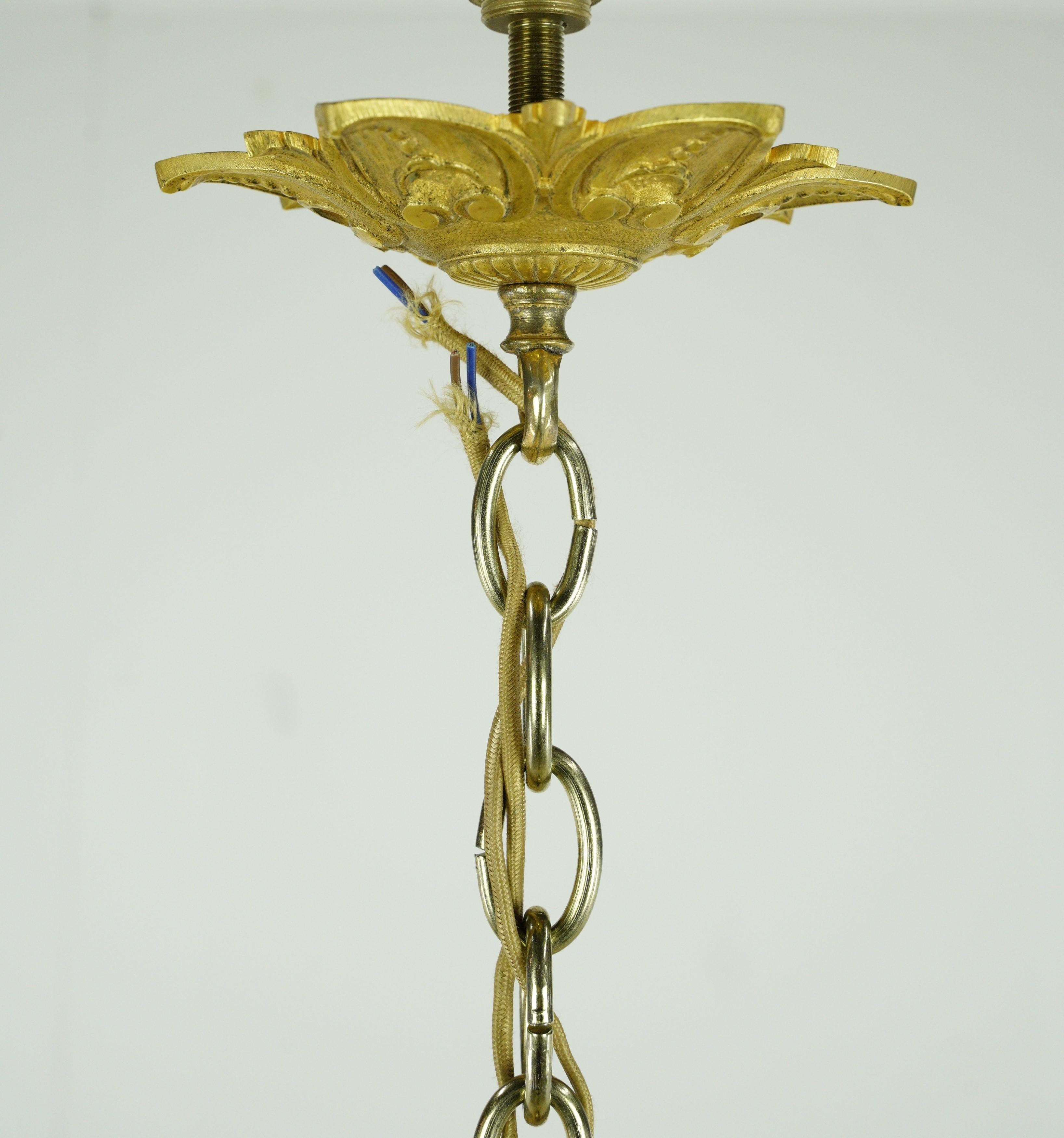 Français Lustre français ancien à 12 bras en cristal plaqué or en vente