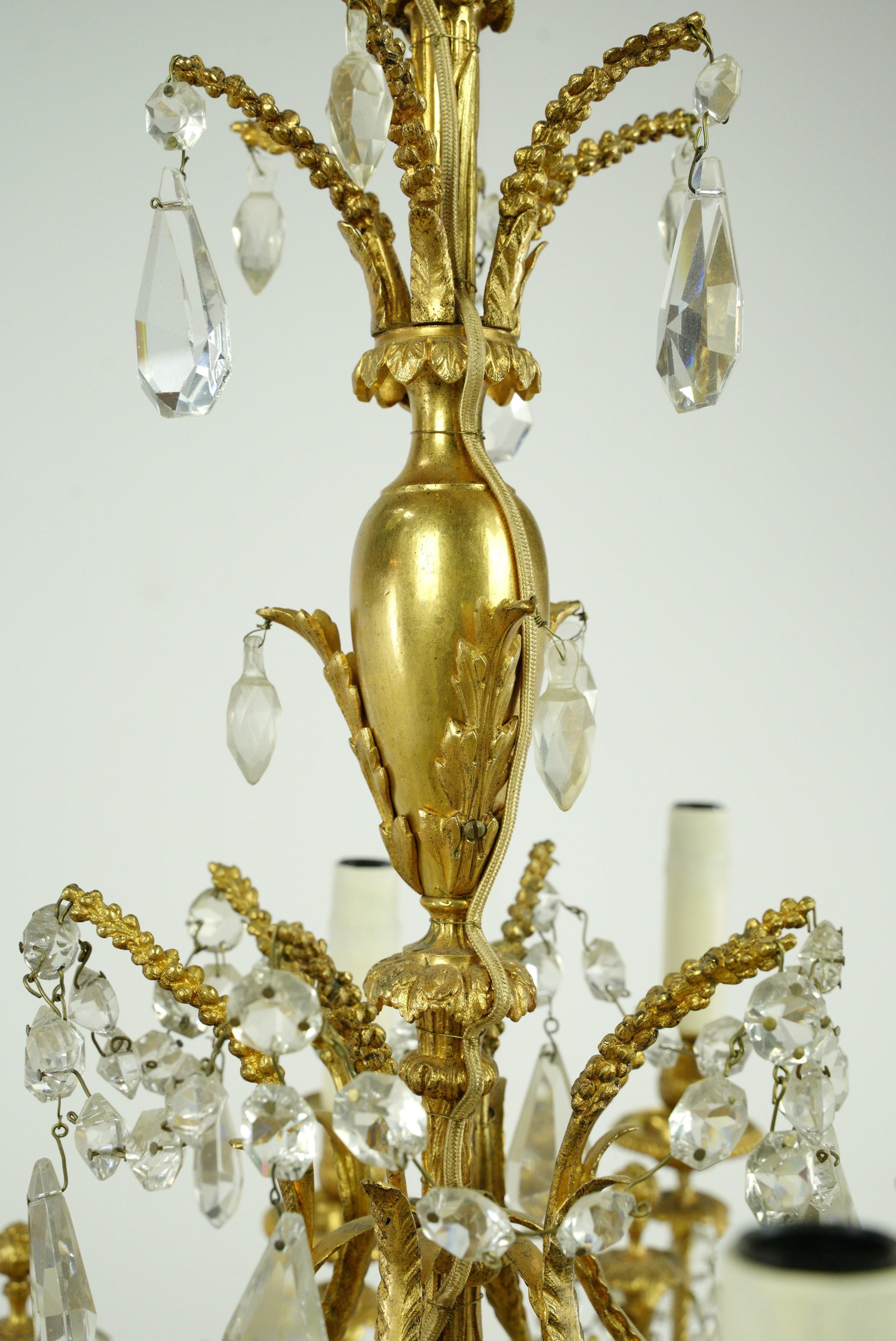 Lustre français ancien à 12 bras en cristal plaqué or en vente 1
