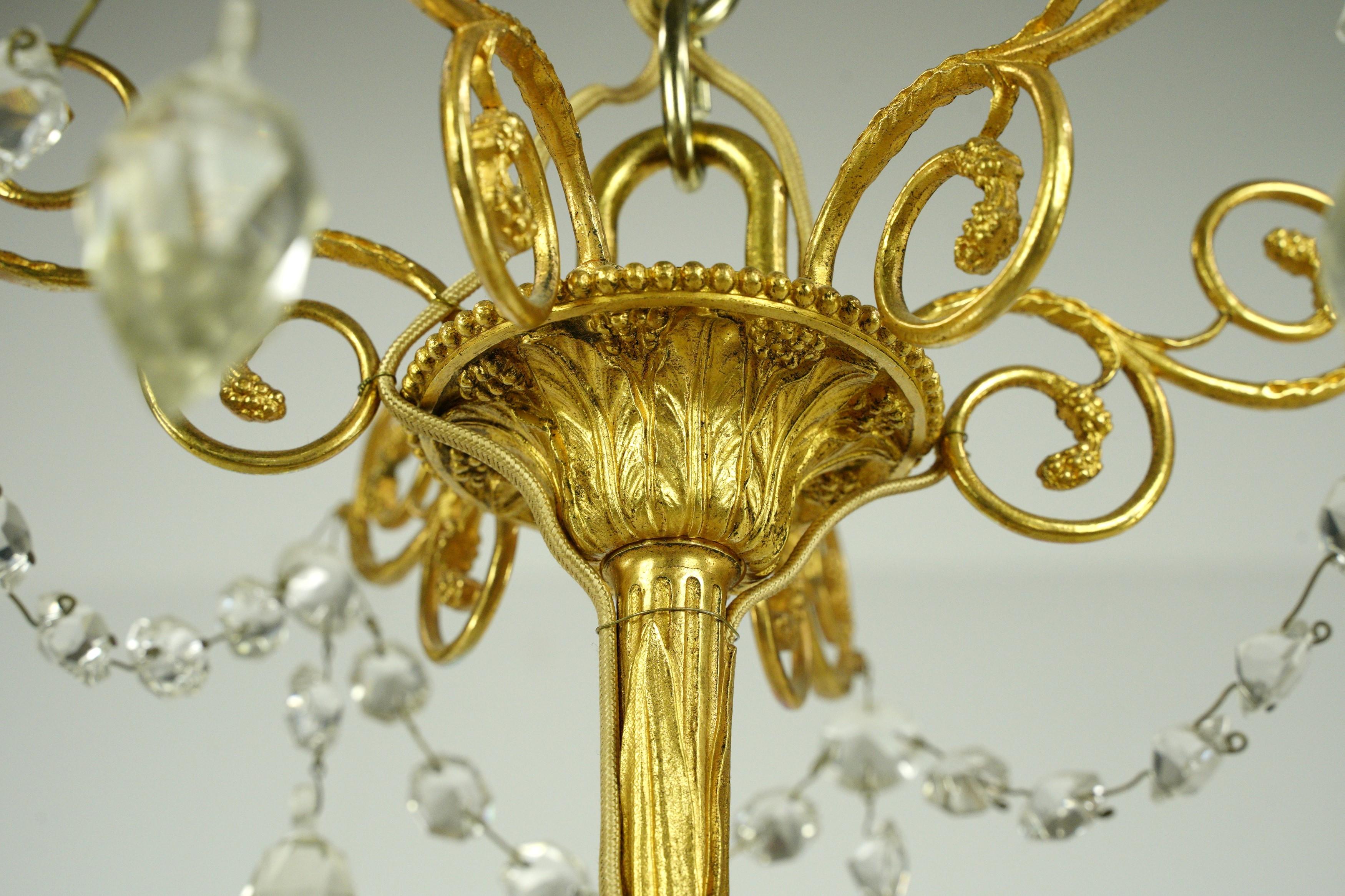 Lustre français ancien à 12 bras en cristal plaqué or en vente 2