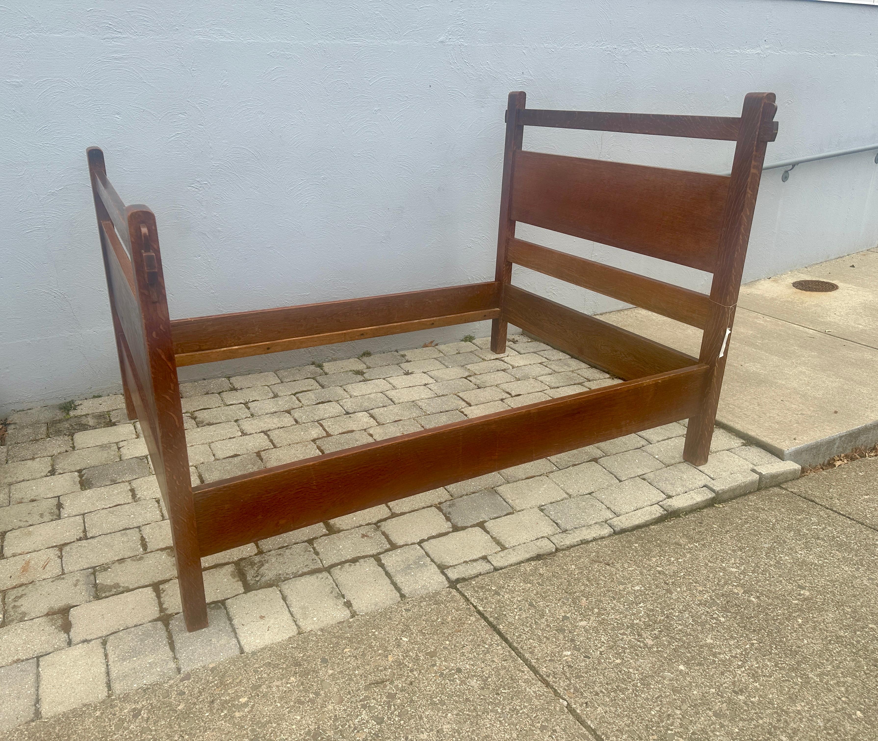 Good Antique Gustav Stickley Full Size Bed - W8120 In Good Condition For Sale In Shamokin Dam, PA