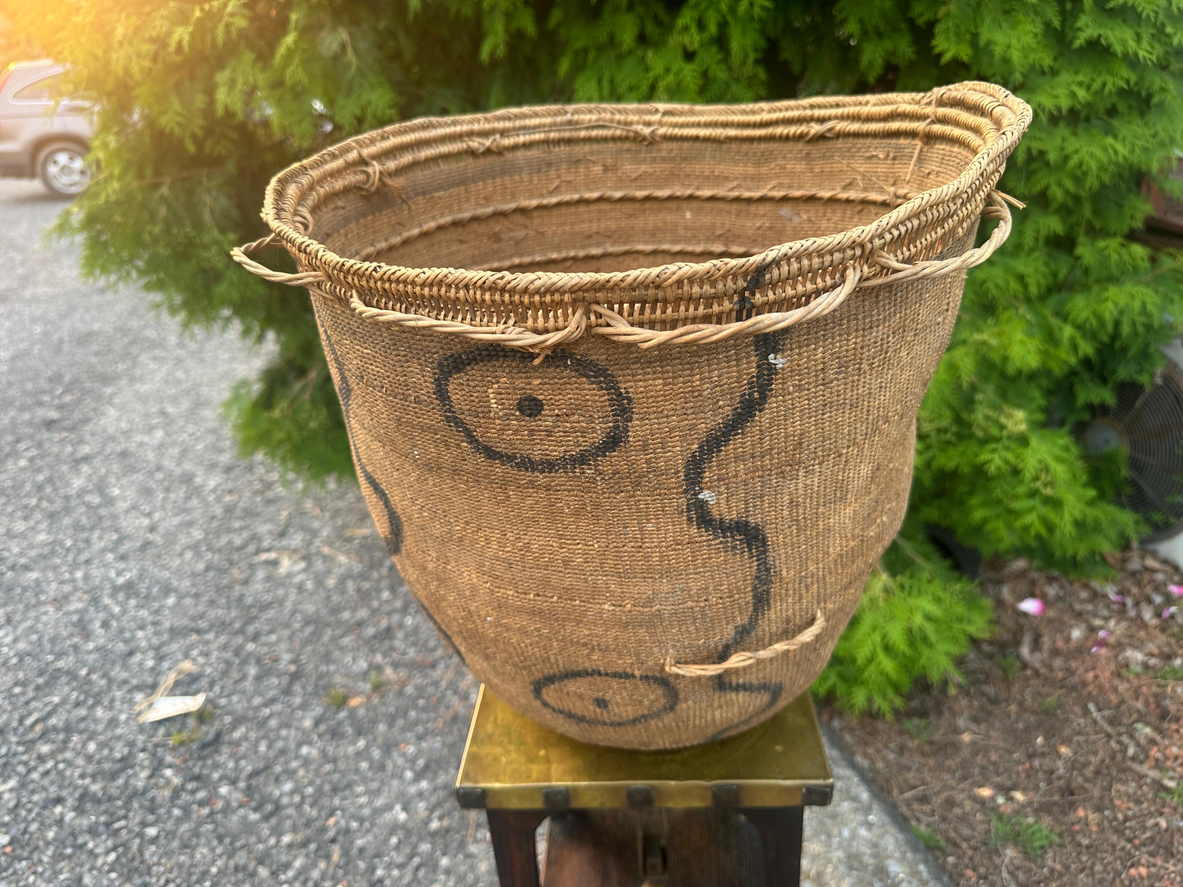 Good Antique Large Native American Basket - W7570 nativo estadounidense en venta