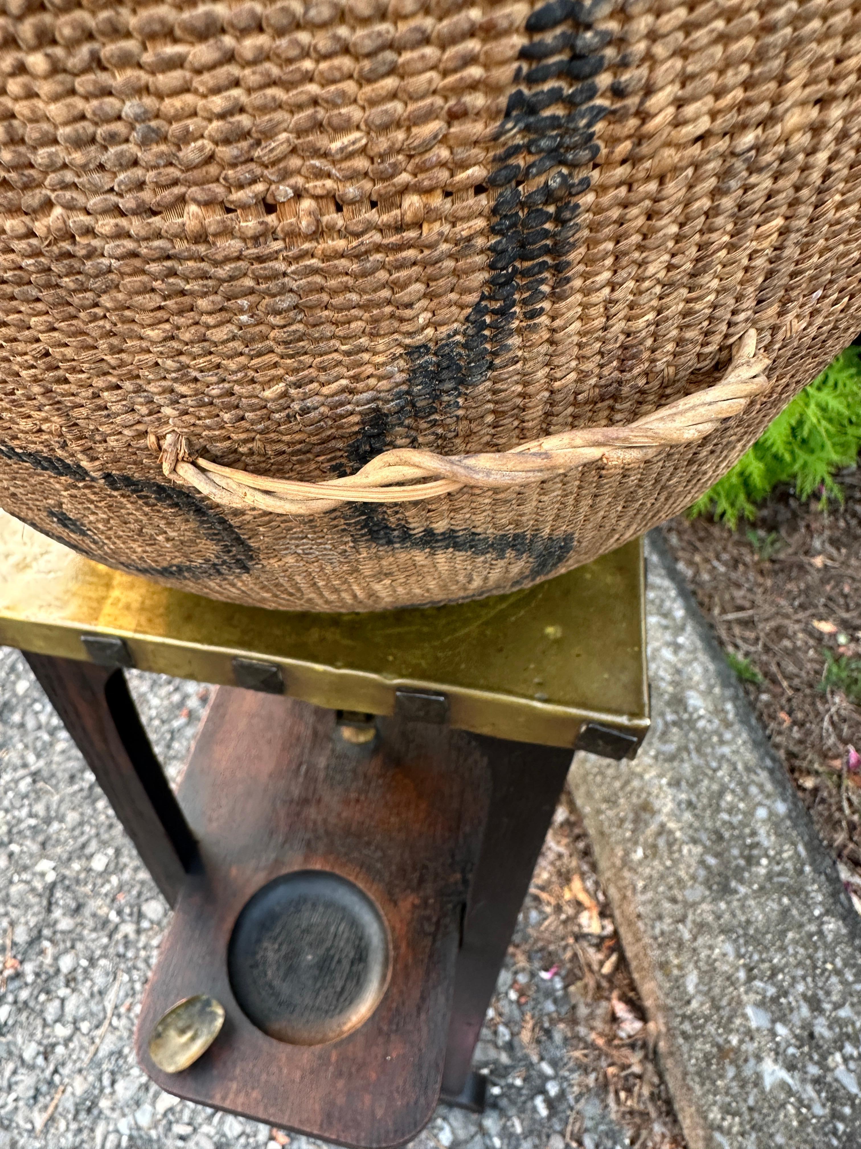 Good Antique Large Native American Basket - W7570 Estadounidense en venta