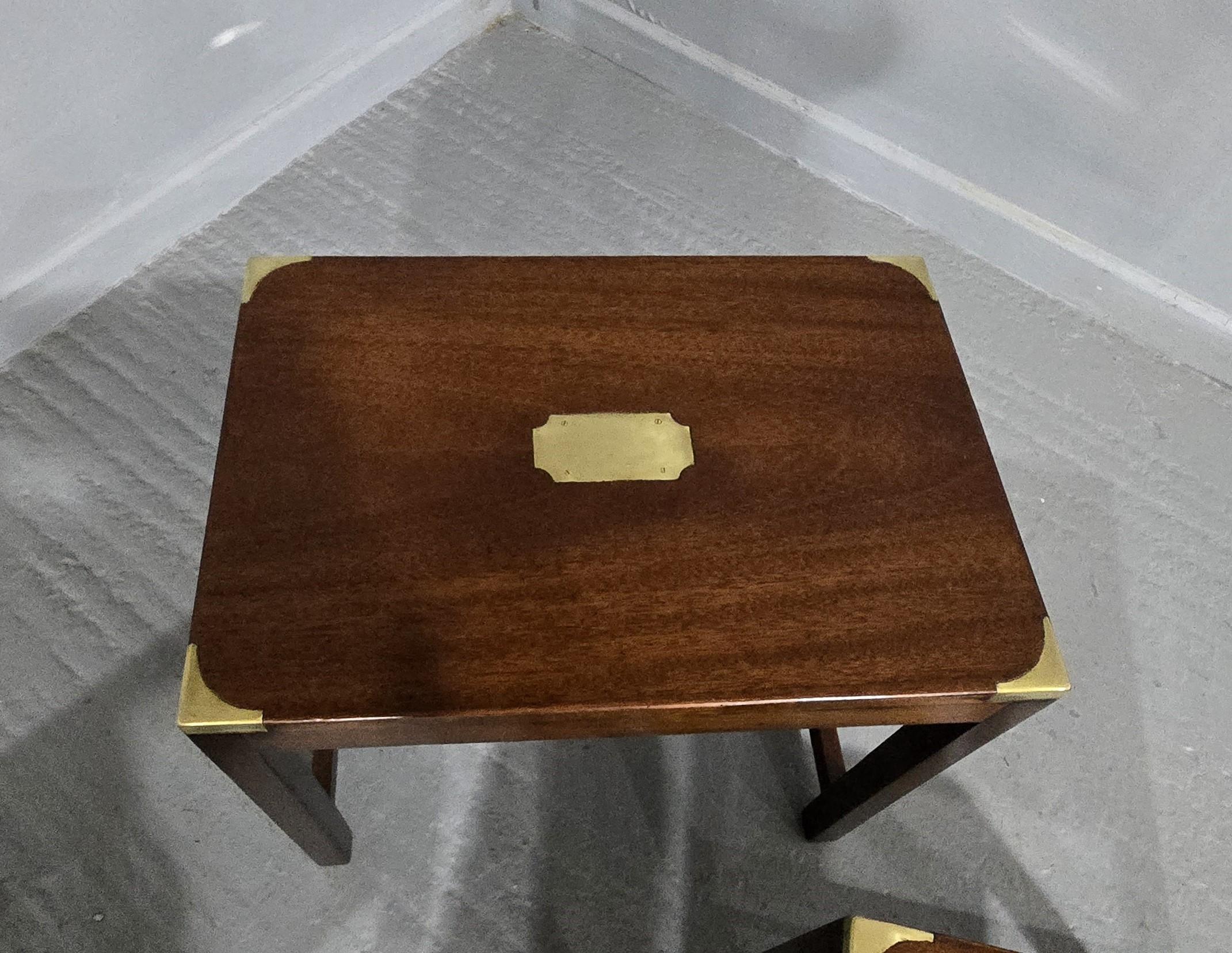 Buena campaña  Nido de tres mesas de caoba siglo XX en venta