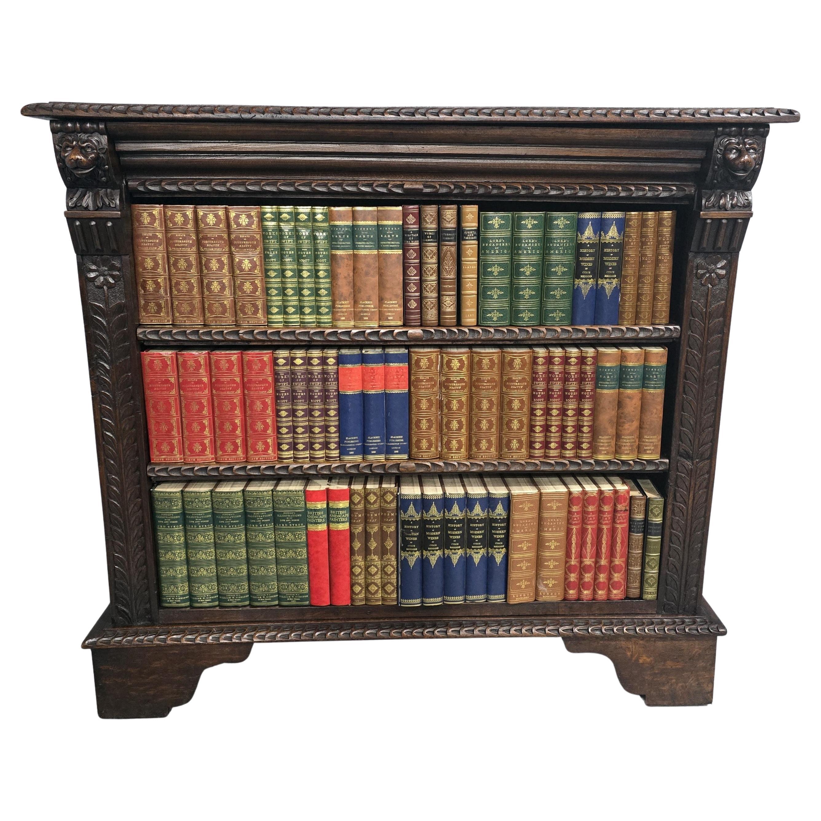 Buena librería abierta de roble tallado