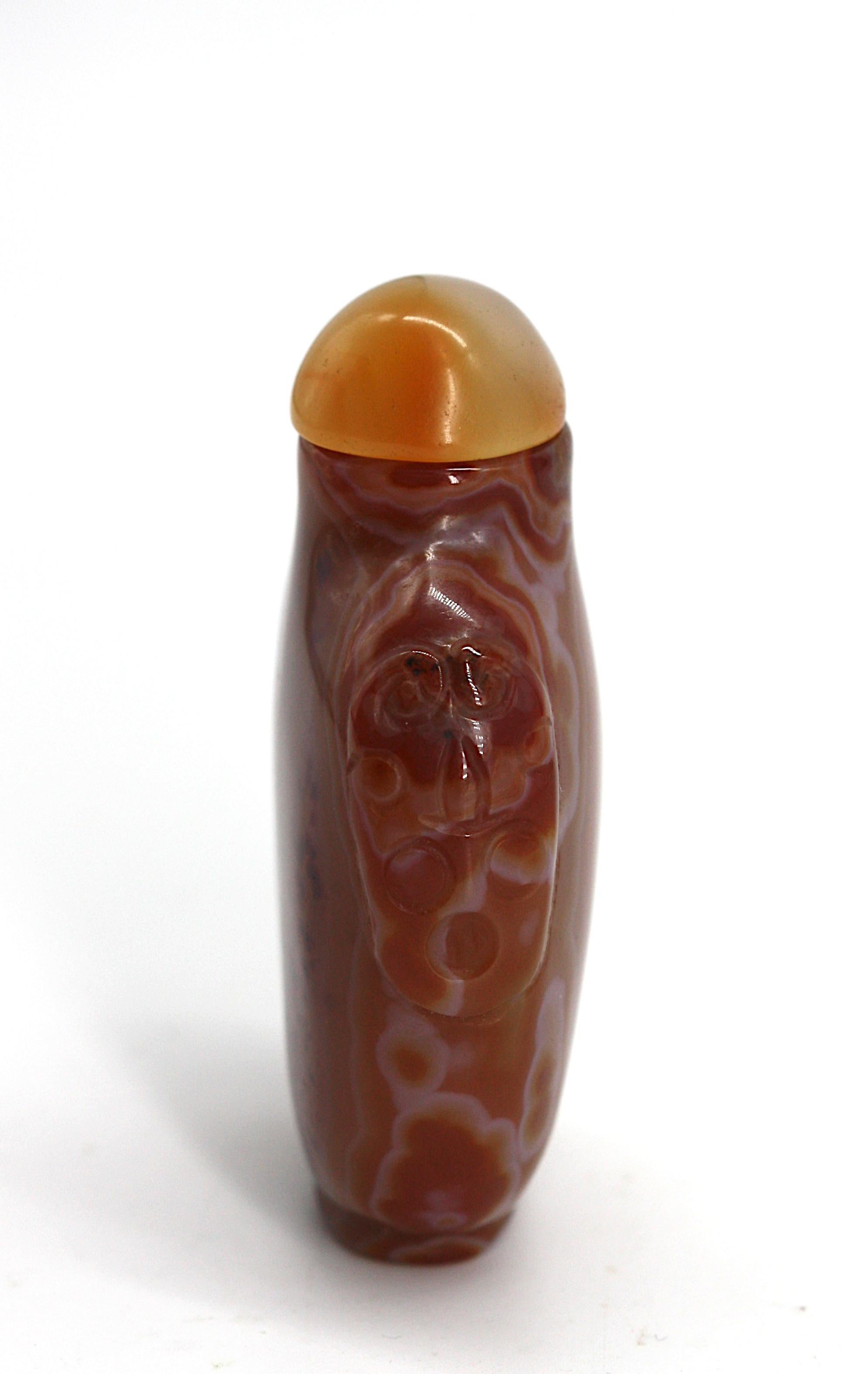 
Bouteille à priser en agate chinoise
Le corps sphérique en agate gris et roux vibrant repose sur un pied surélevé, un capuchon en forme de dôme en agate, avec une anse.
Hauteur 2 in.
Rapport de condition
Bon état.