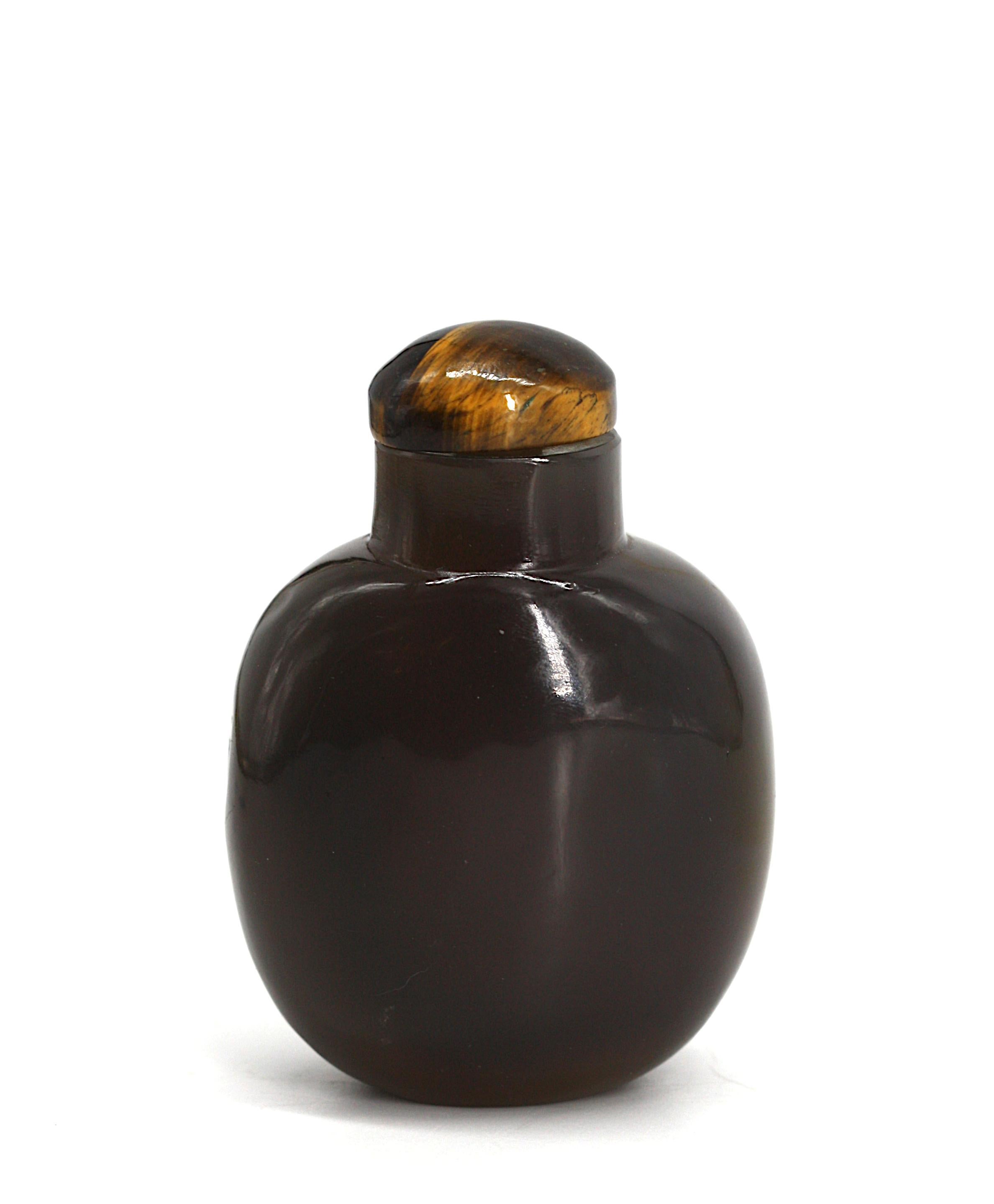 
Gute gute chinesische Chalcedon-Schnupftabakflasche Master
Kugelförmig und von trübem, gräulichem Farbton mit lebhaftem weißem Schimmer, Krokydolith-Kappe mit Metallschaufel.
Höhe 3 Zoll.
Condition Report
Guter Zustand.