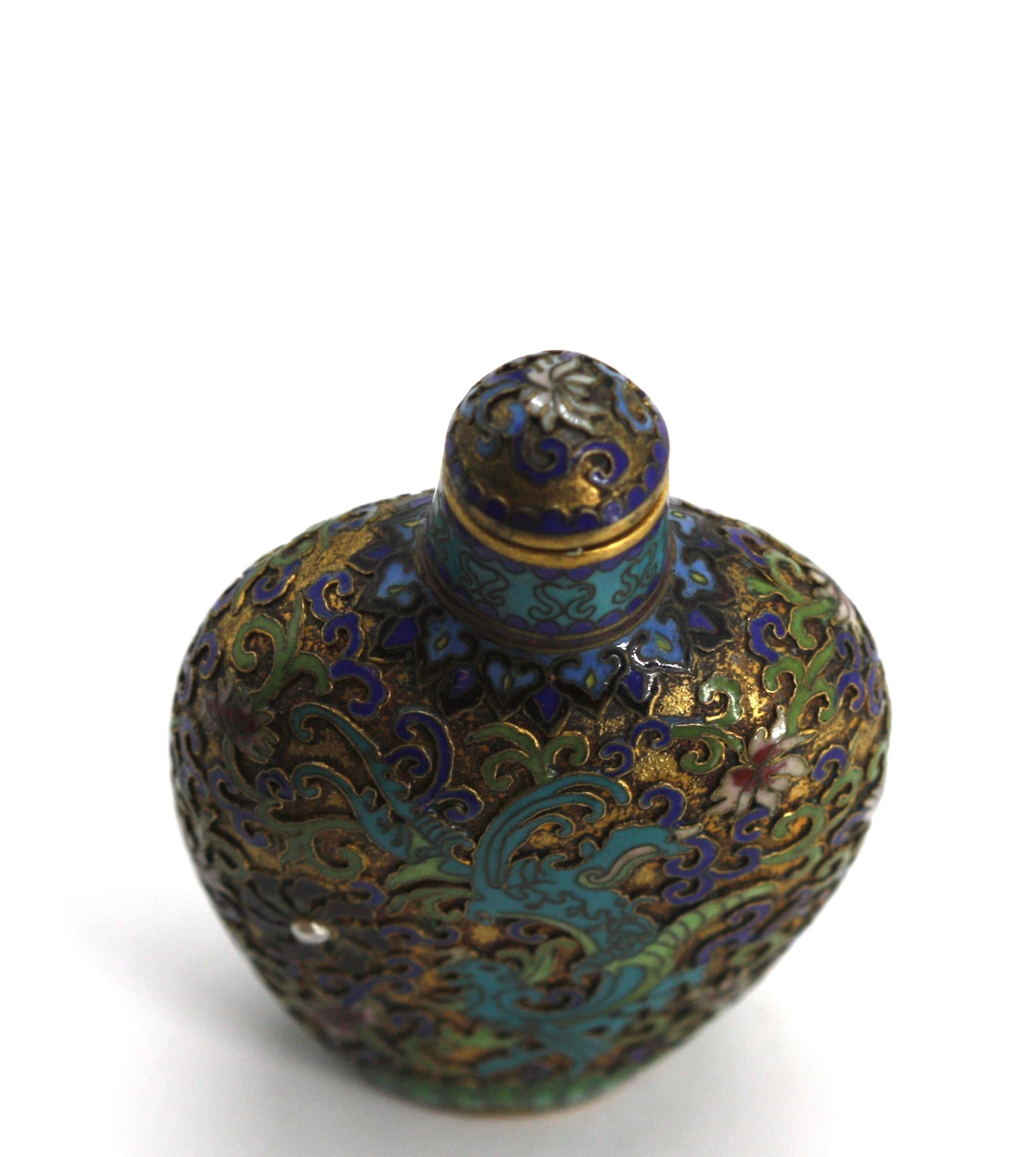 Good Chinese Cloisonne Enamel on Brass Snuff Bottle In Good Condition For Sale In West Palm Beach, FL