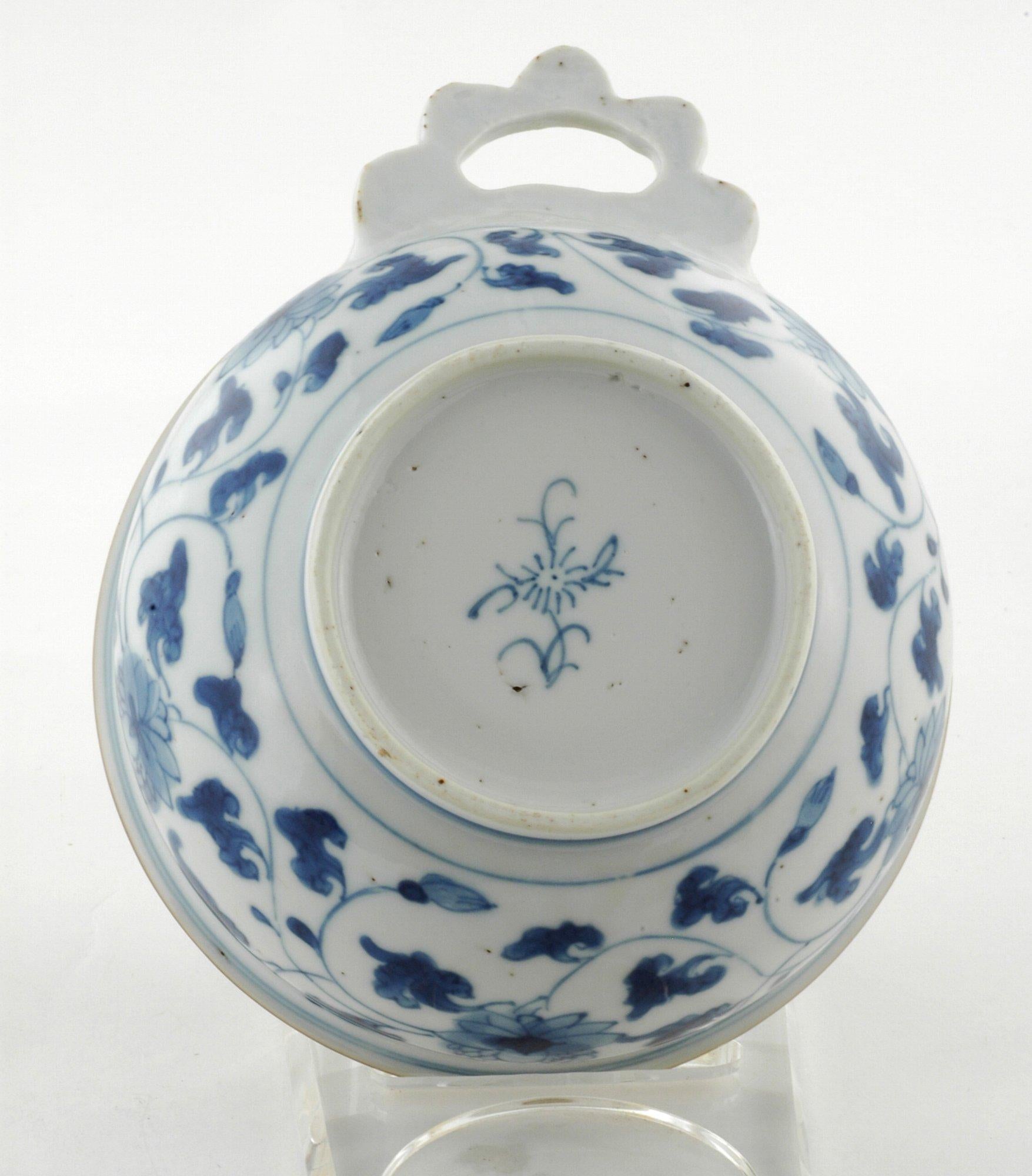 Of typical form after English pottery and metal examples. A good quality underglaze blue and white piece. Marked to the base.
Chinese for the English market Kangxi, circa 1690.
