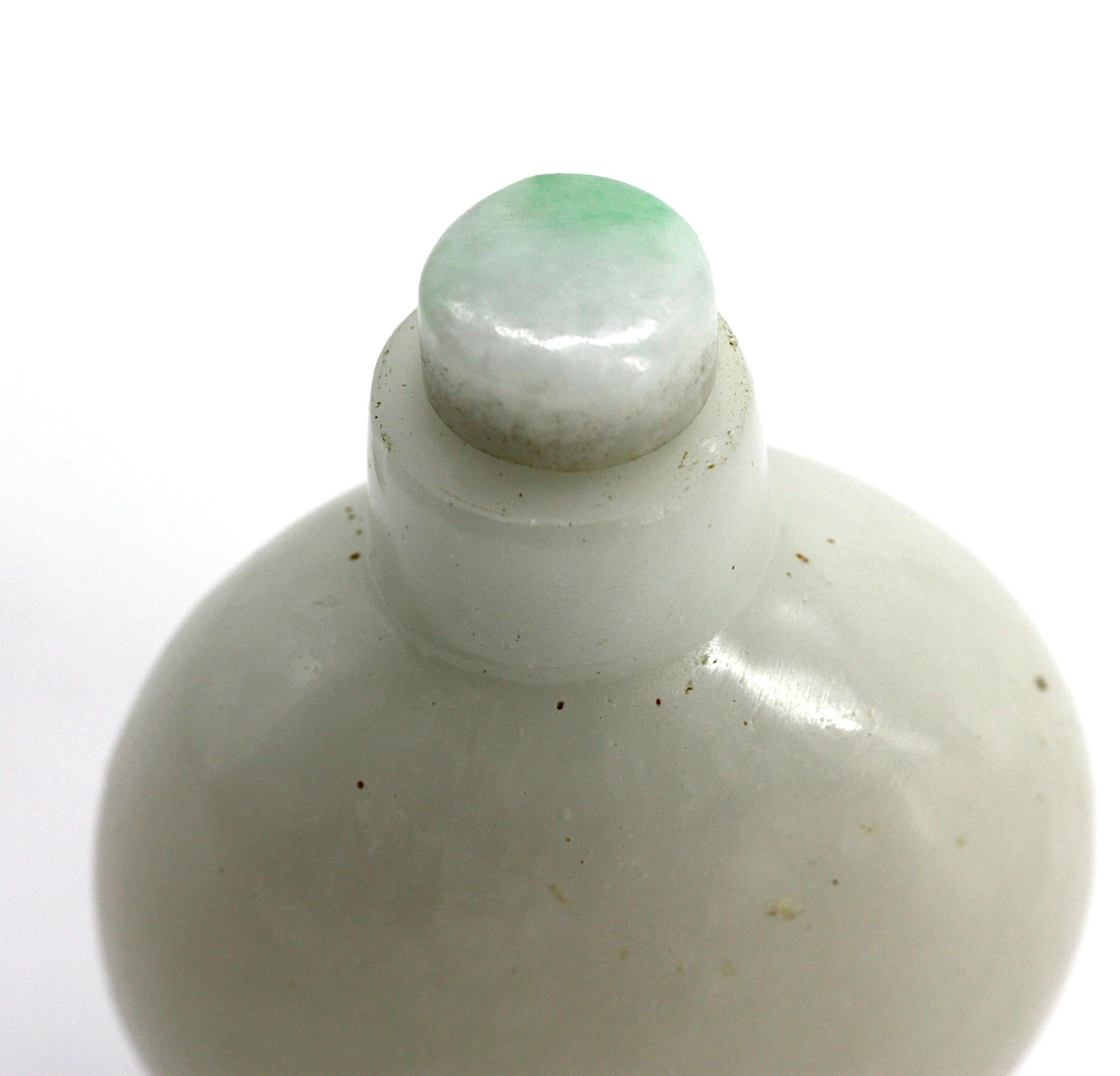 
Una buona tabacchiera cinese in serpentino
Il corpo circolare di colore verde chiaro, con un collo cilindrico e un piede rialzato, il tappo in giadeite con paletta.
Altezza 2,75 pollici.
Rapporto sulle condizioni
Buone condizioni.