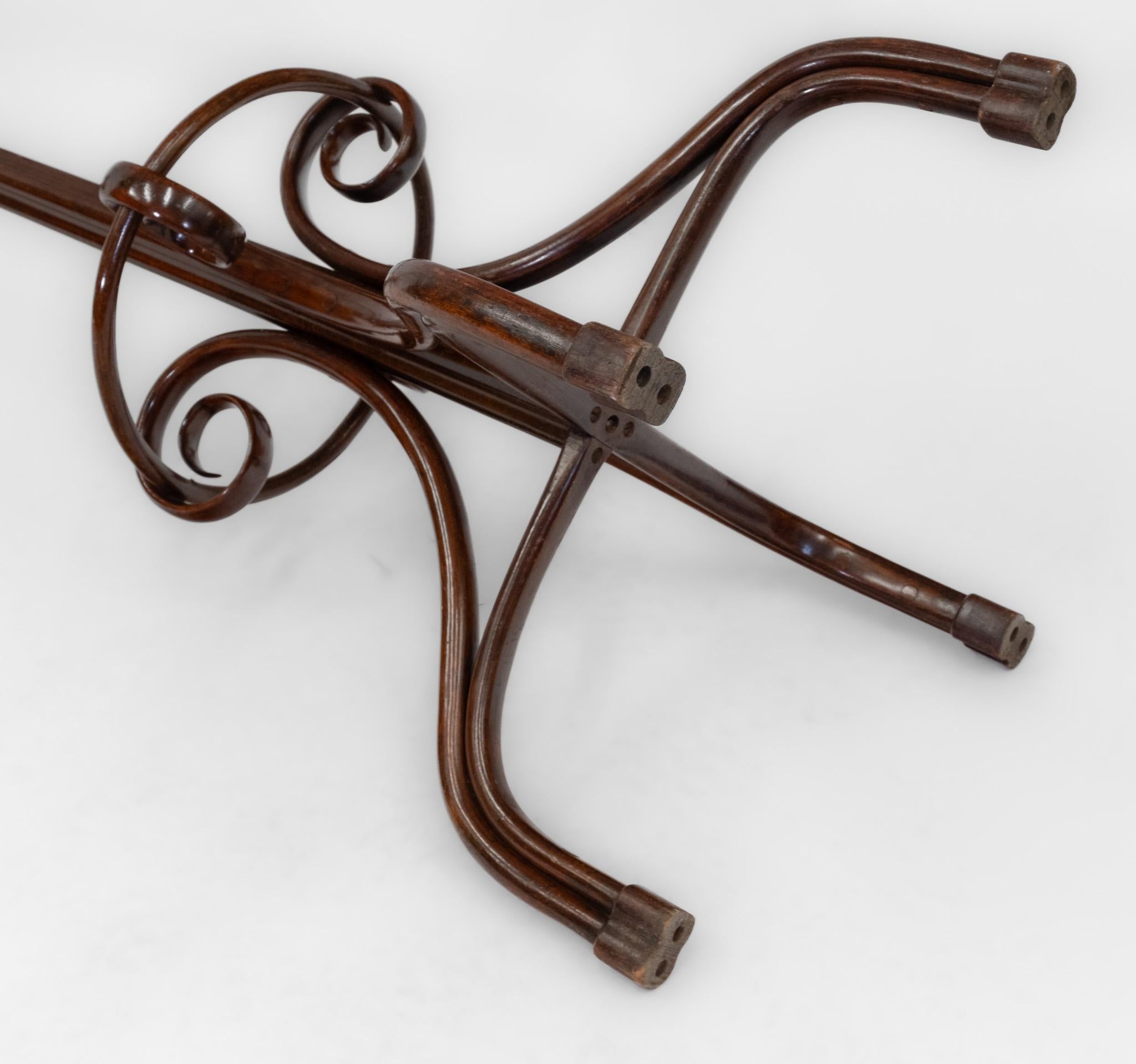 Bon début du 20ème siècle Grand Stand de Manteau en Bentwood Circa 1900 en vente 7