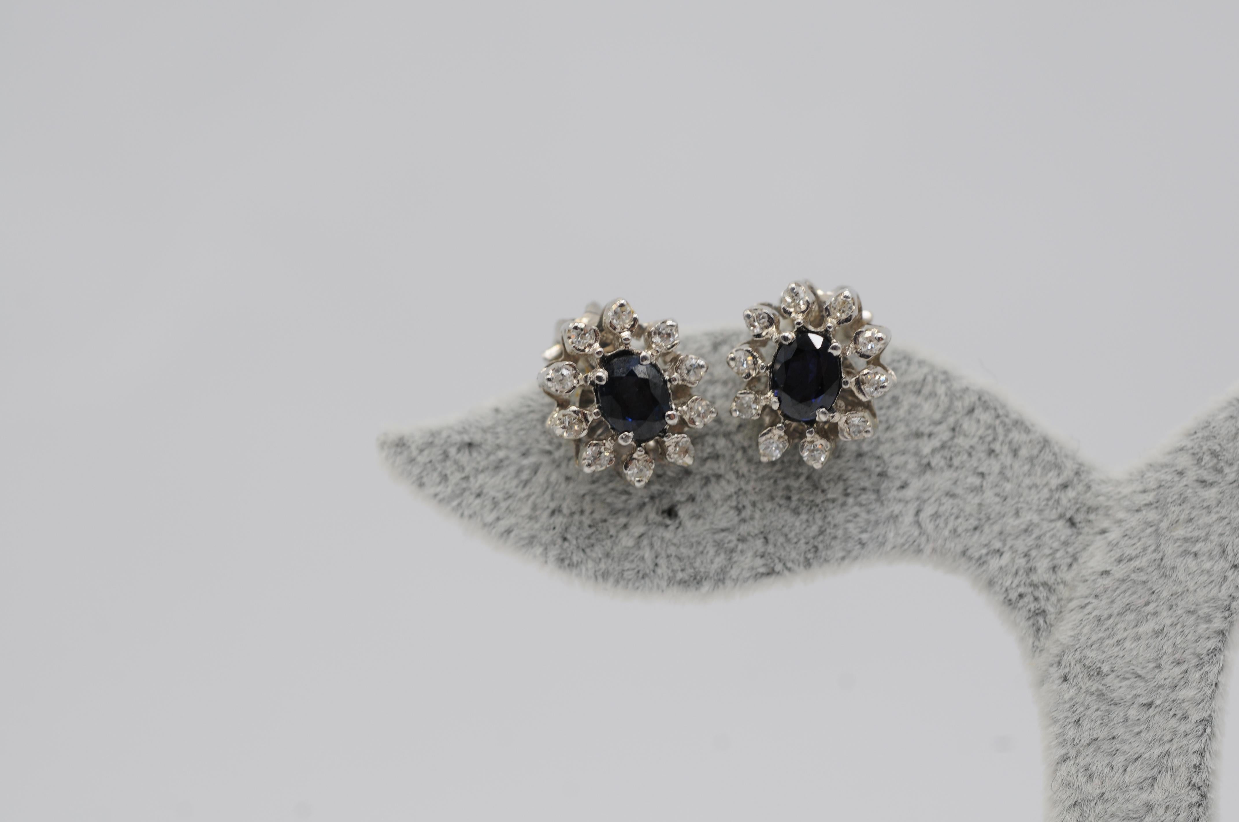 Women's or Men's good earrings with sapphires and diamonds in 14k gold For Sale