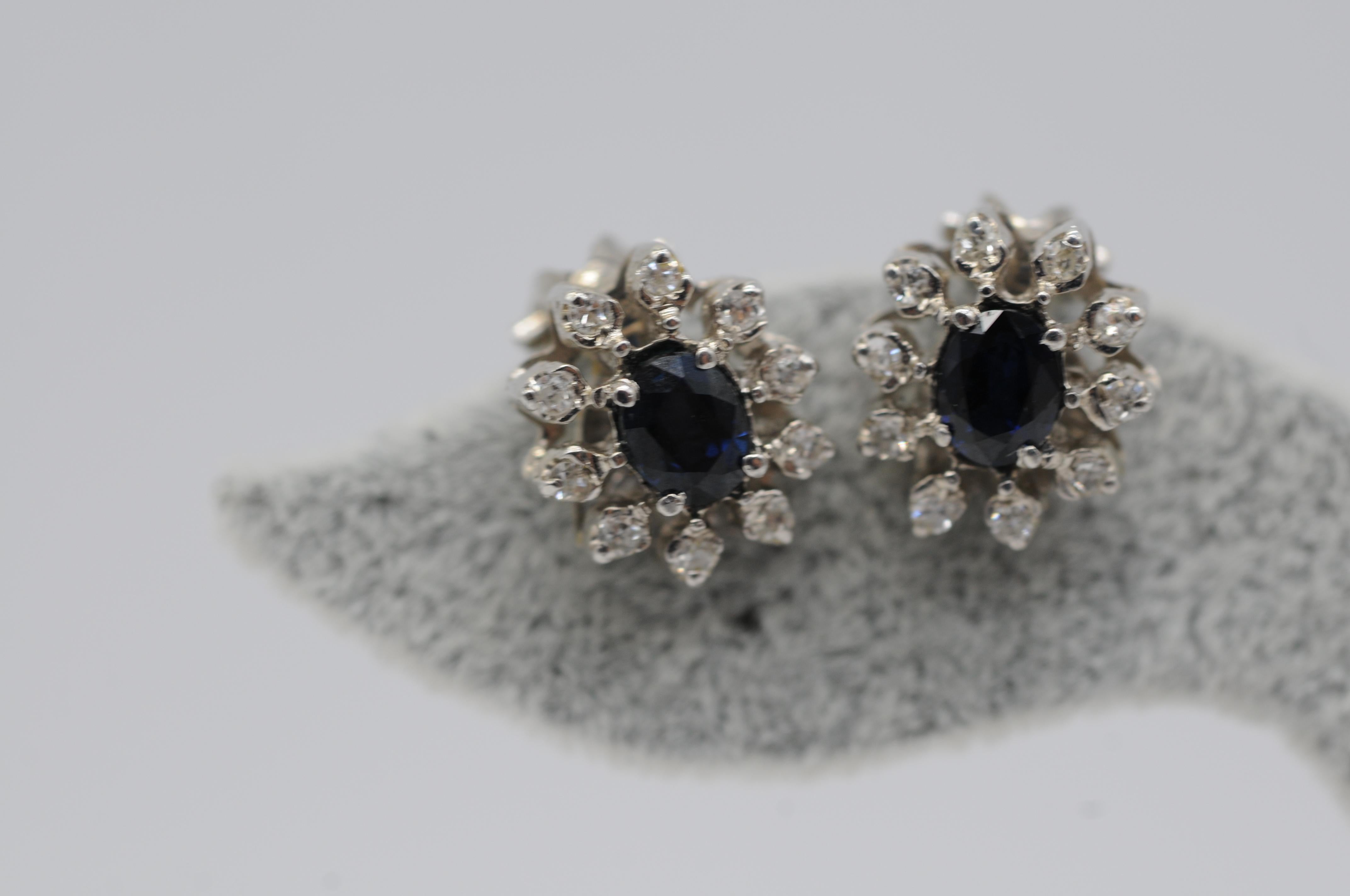 good earrings with sapphires and diamonds in 14k gold For Sale 2