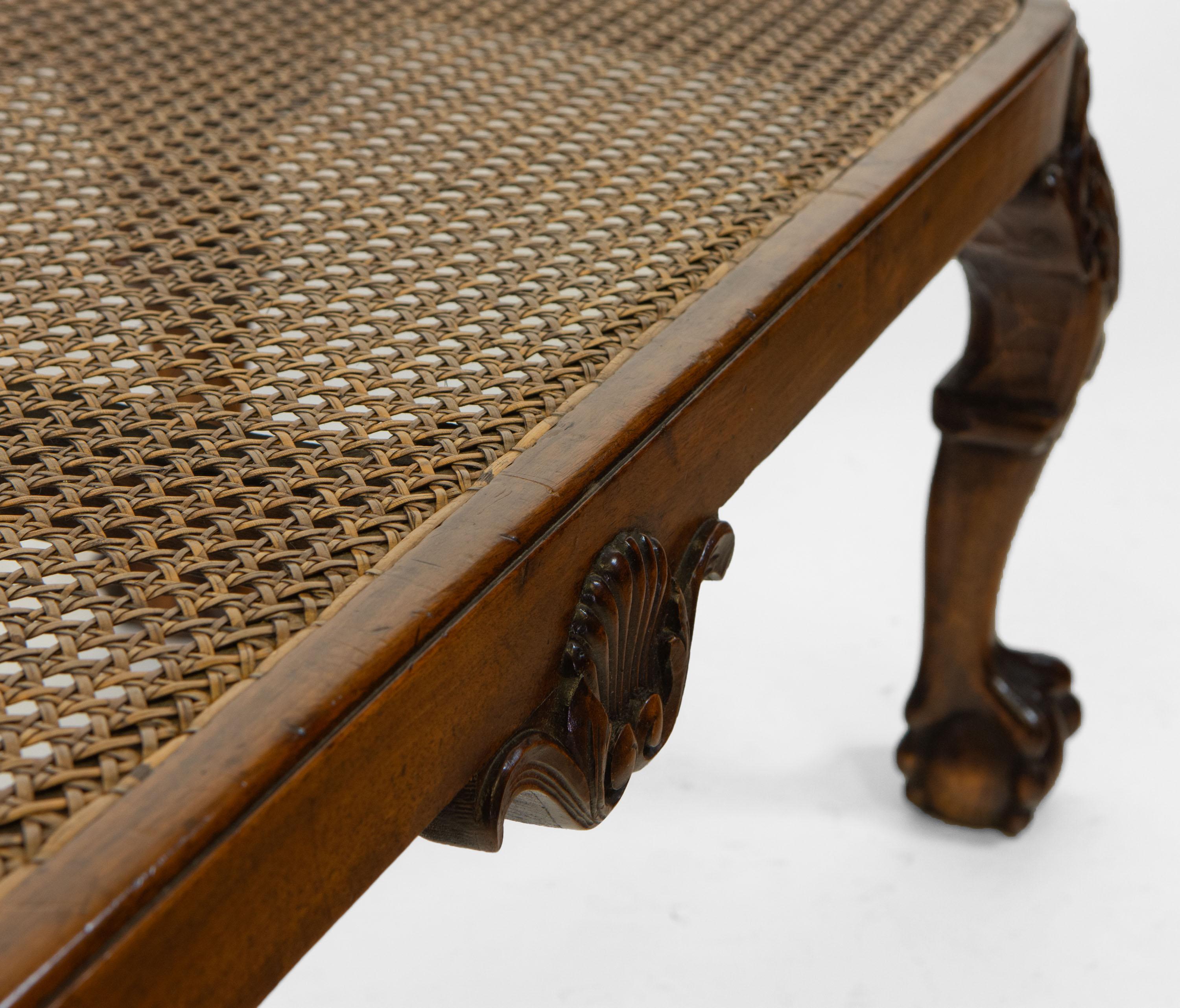 Bon siège de fenêtre anglais ancien en noyer et canne sur pieds The Claw and Ball en vente 2