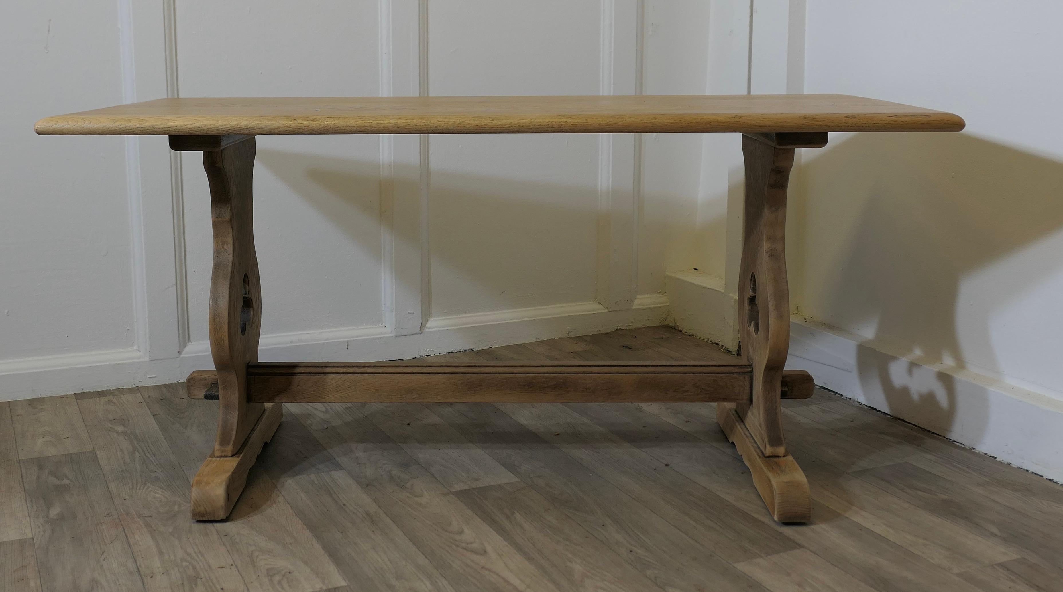 Table basse de ferme de style réfectoire en chêne doré  

Il s'agit d'une table très robuste, fabriquée dans le style Farmhouse refectory. Elle est fabriquée en chêne massif qui a une belle couleur dorée et un grain attrayant. 
La table est en très