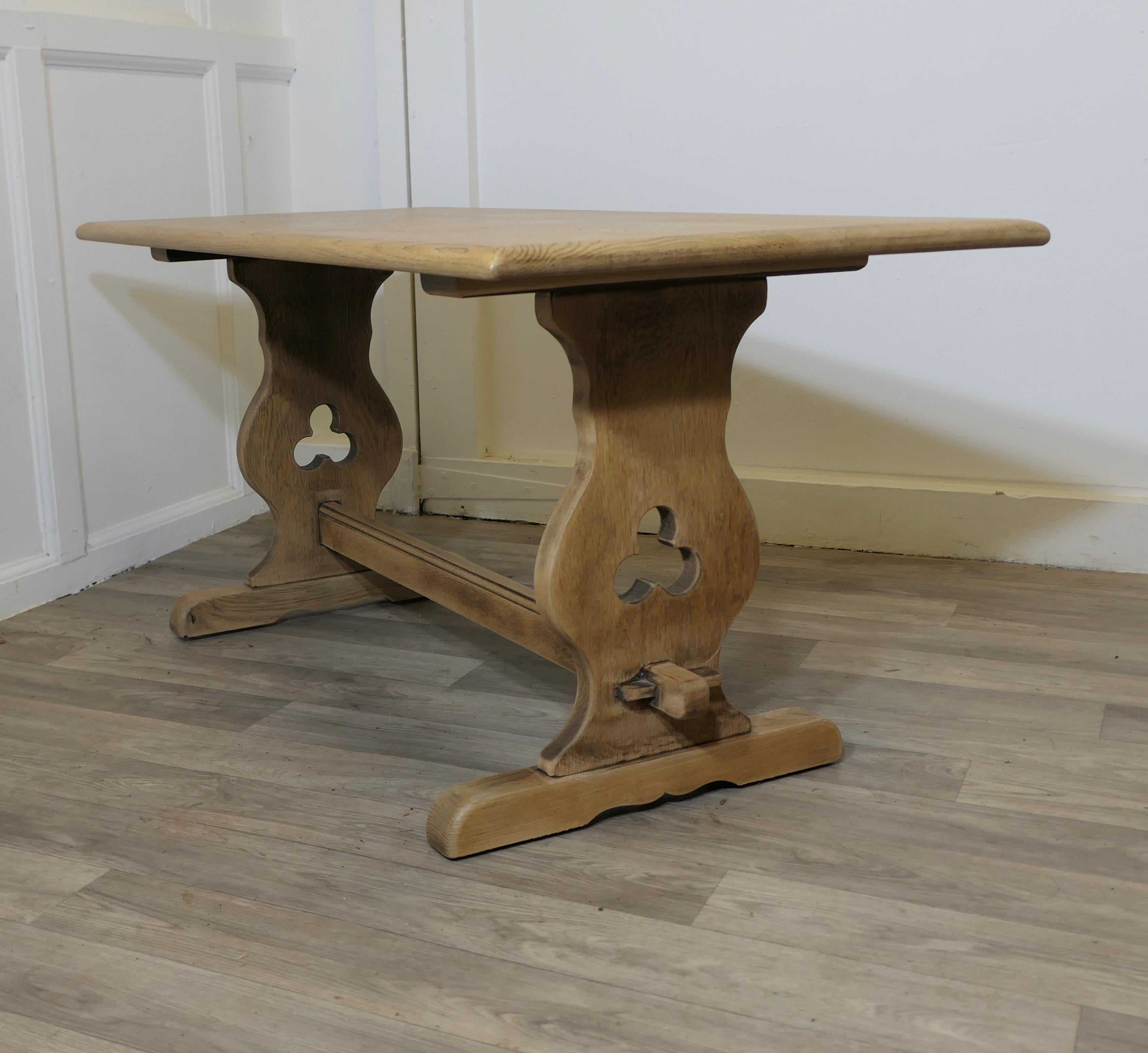 Milieu du XXe siècle Table basse de ferme de style réfectoire en chêne doré en vente