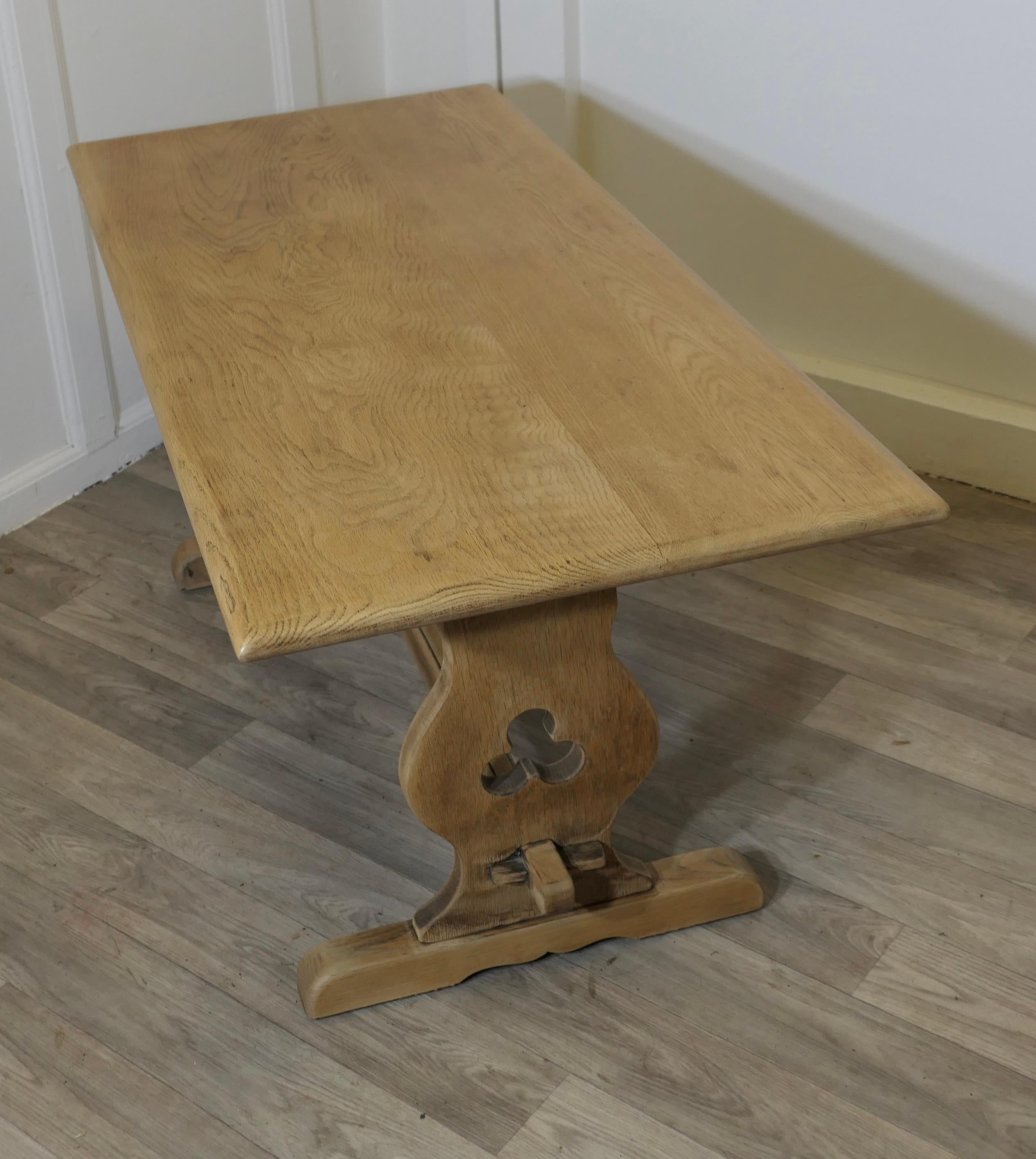 Chêne Table basse de ferme de style réfectoire en chêne doré en vente