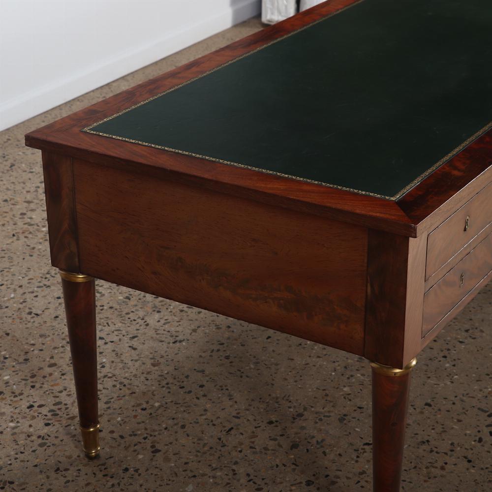Francese Buona scrivania francese in mogano crotch della fine del XIX secolo con piano in cuoio e gambe rotonde in vendita