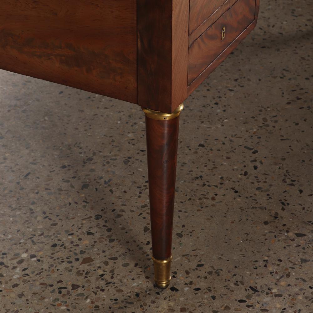 Guter französischer Crotch-Mahagoni-Schreibtisch mit Lederplatte aus dem späten 19. Jahrhundert und runden Beinen im Zustand „Gut“ im Angebot in Philadelphia, PA