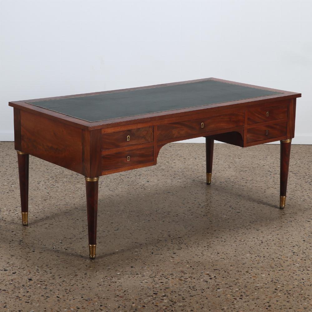 Good French crotch mahogany late 19th Century leather top desk having round legs For Sale 1