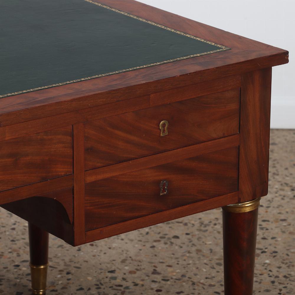 Guter französischer Crotch-Mahagoni-Schreibtisch mit Lederplatte aus dem späten 19. Jahrhundert und runden Beinen im Angebot 1