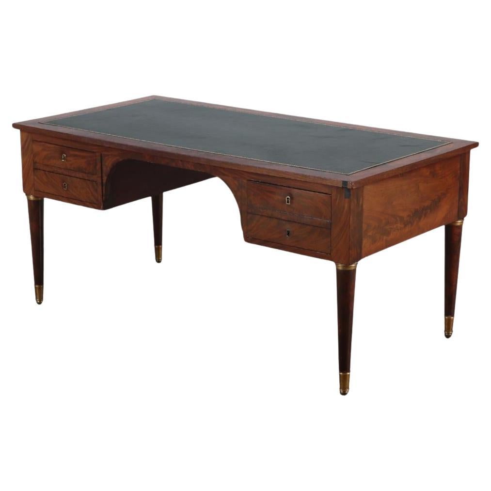 Guter französischer Crotch-Mahagoni-Schreibtisch mit Lederplatte aus dem späten 19. Jahrhundert und runden Beinen im Angebot
