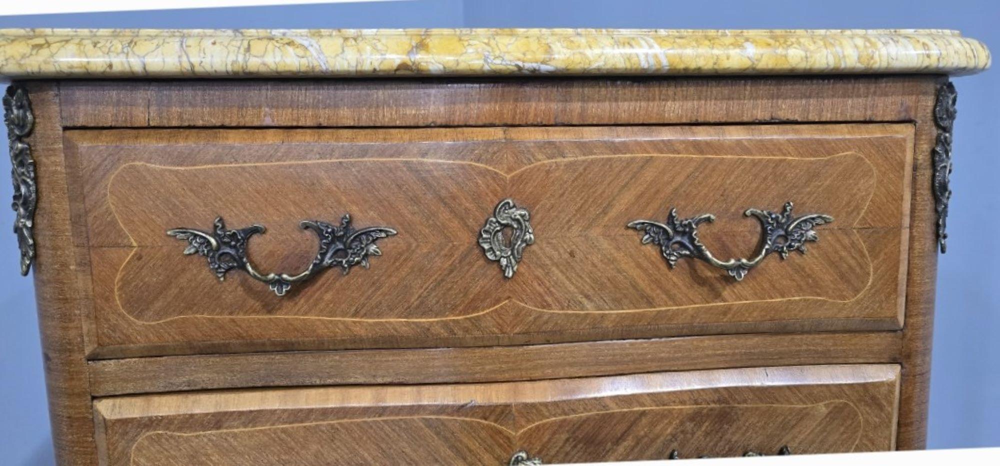 A good quality seven drawer French walnut semanier chest of drawers with ormolu handles, escution and toes, fabulous marble top.

57.5