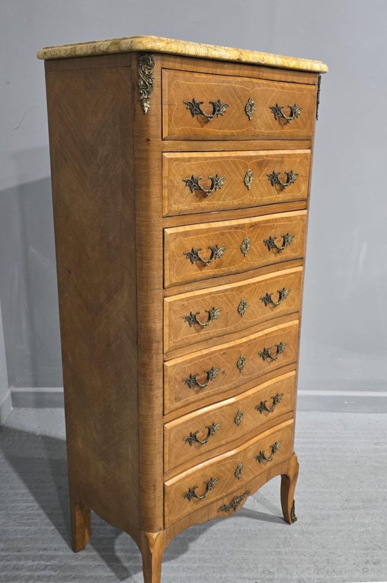Veneer Good French Semanier Chest of Seven Drawers For Sale