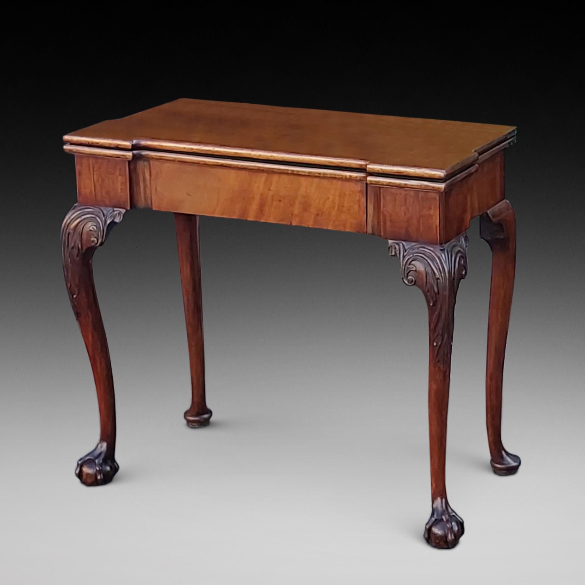 Mesa de cartas de caoba Jorge II - tablero abatible forrado de batista con esquinas salientes sobre un cajón con friso y una puerta sencilla en la parte trasera; sobre finas patas delanteras cabriolé talladas en acanto que terminan en pies de bola