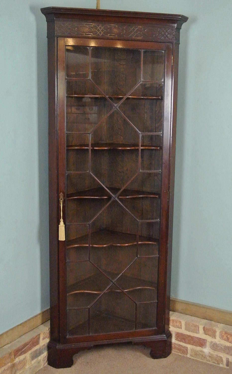 Good Georgian Mahogany Corner Display Cabinet c. 1820 In Good Condition In Heathfield, GB