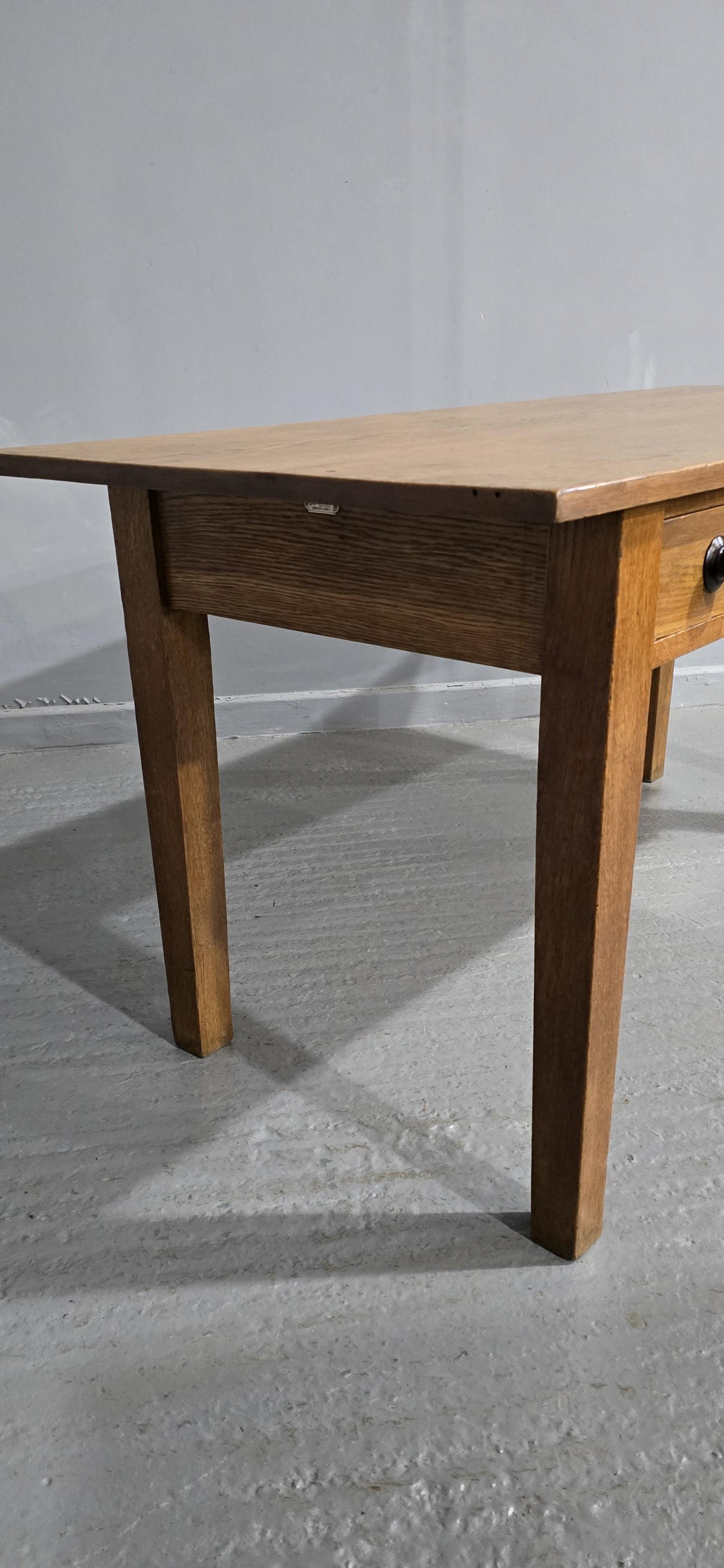 Good Golden Oak Plank Kitchen Refrectory Farmhouse Dining Table Bon état - En vente à Swadlincote, GB