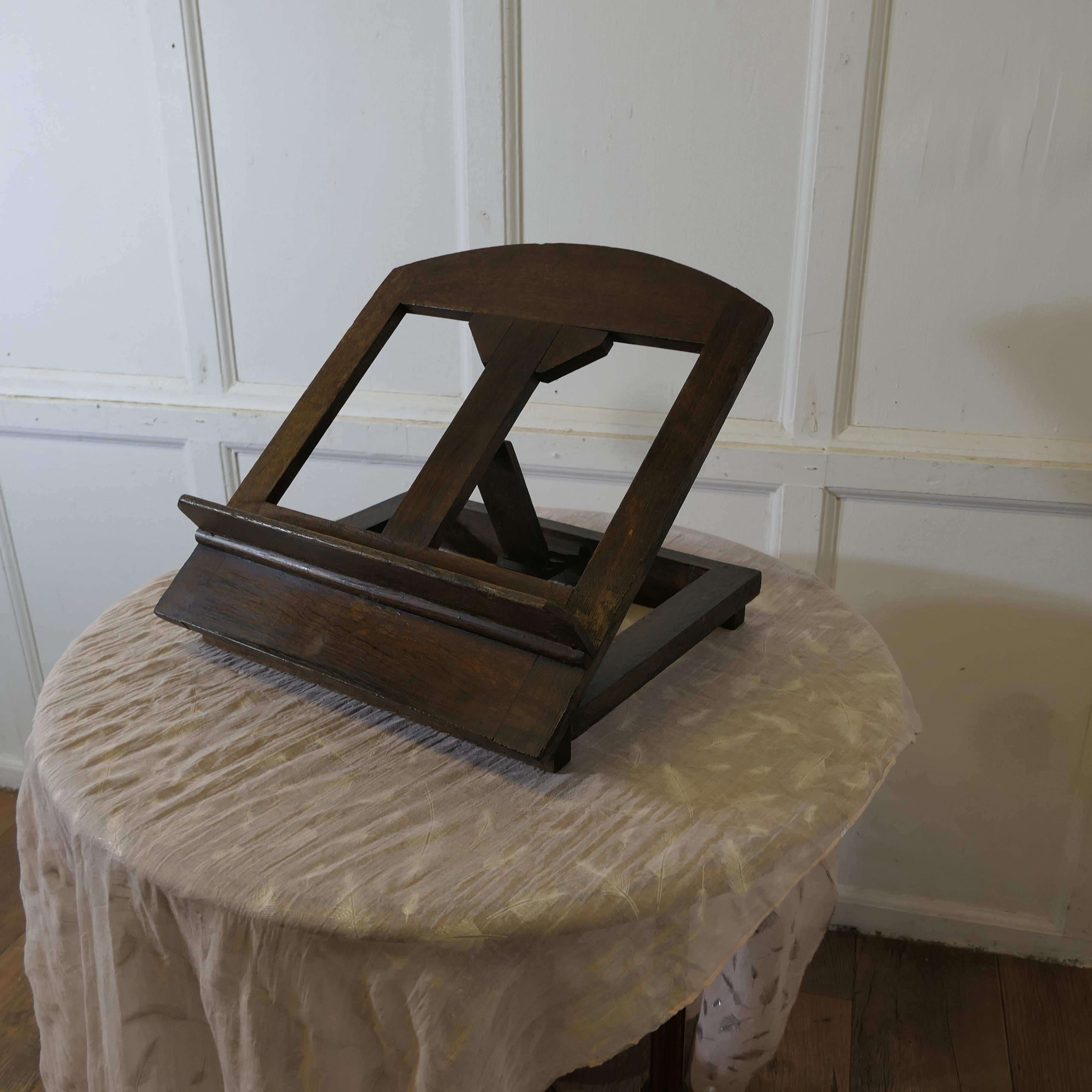 Un buon leggio o leggio in Oak francese di grandi dimensioni, Lutrin

Si tratta di un pezzo onesto, realizzato in Oak Solid e risalente alla fine del XIX secolo.
Il Lutrin può essere inclinato e regolato per essere appoggiato su un libro.

Un pezzo