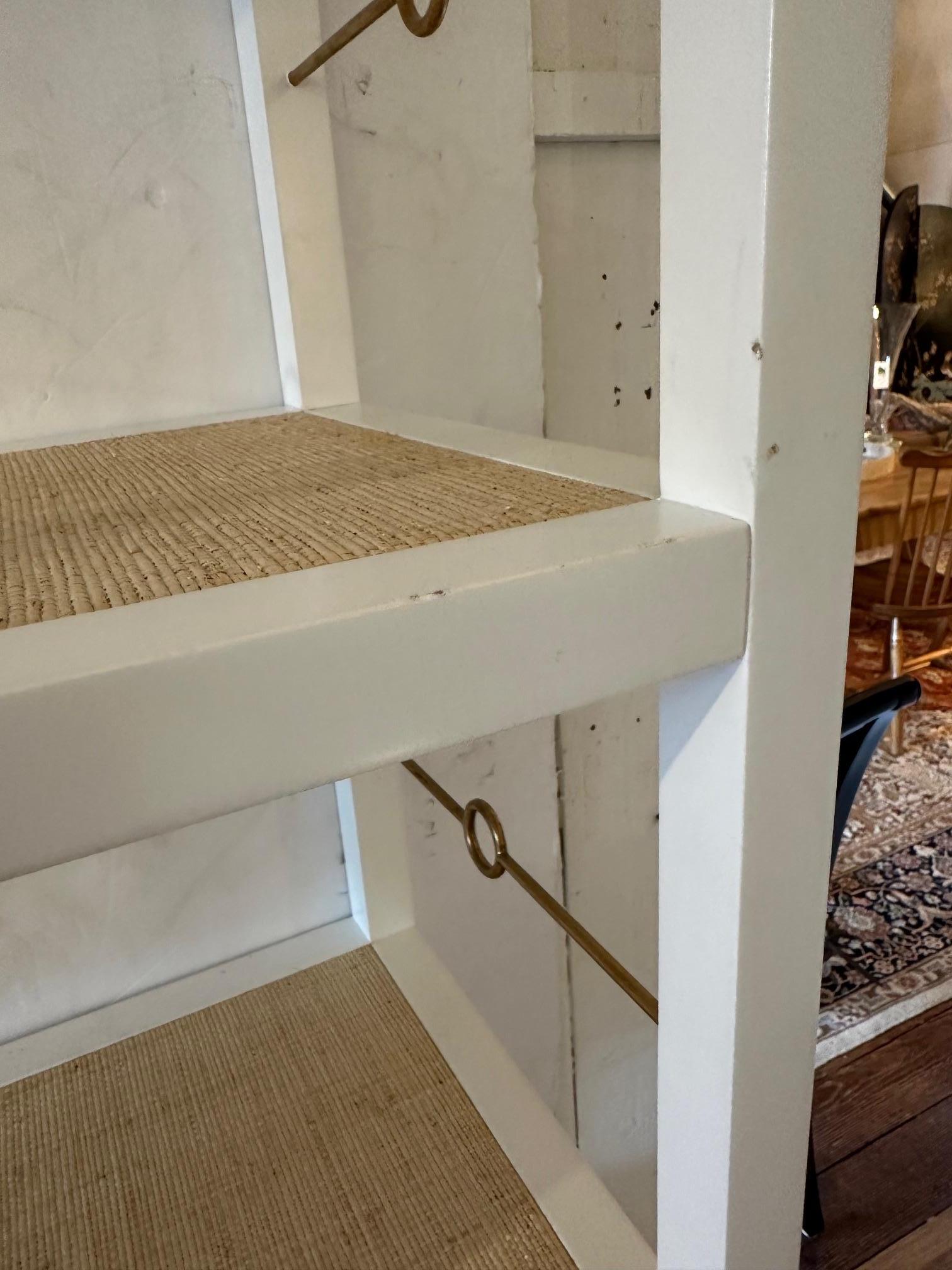 Estantería de madera pintada de blanco con estantes forrados de tela de hierba 4