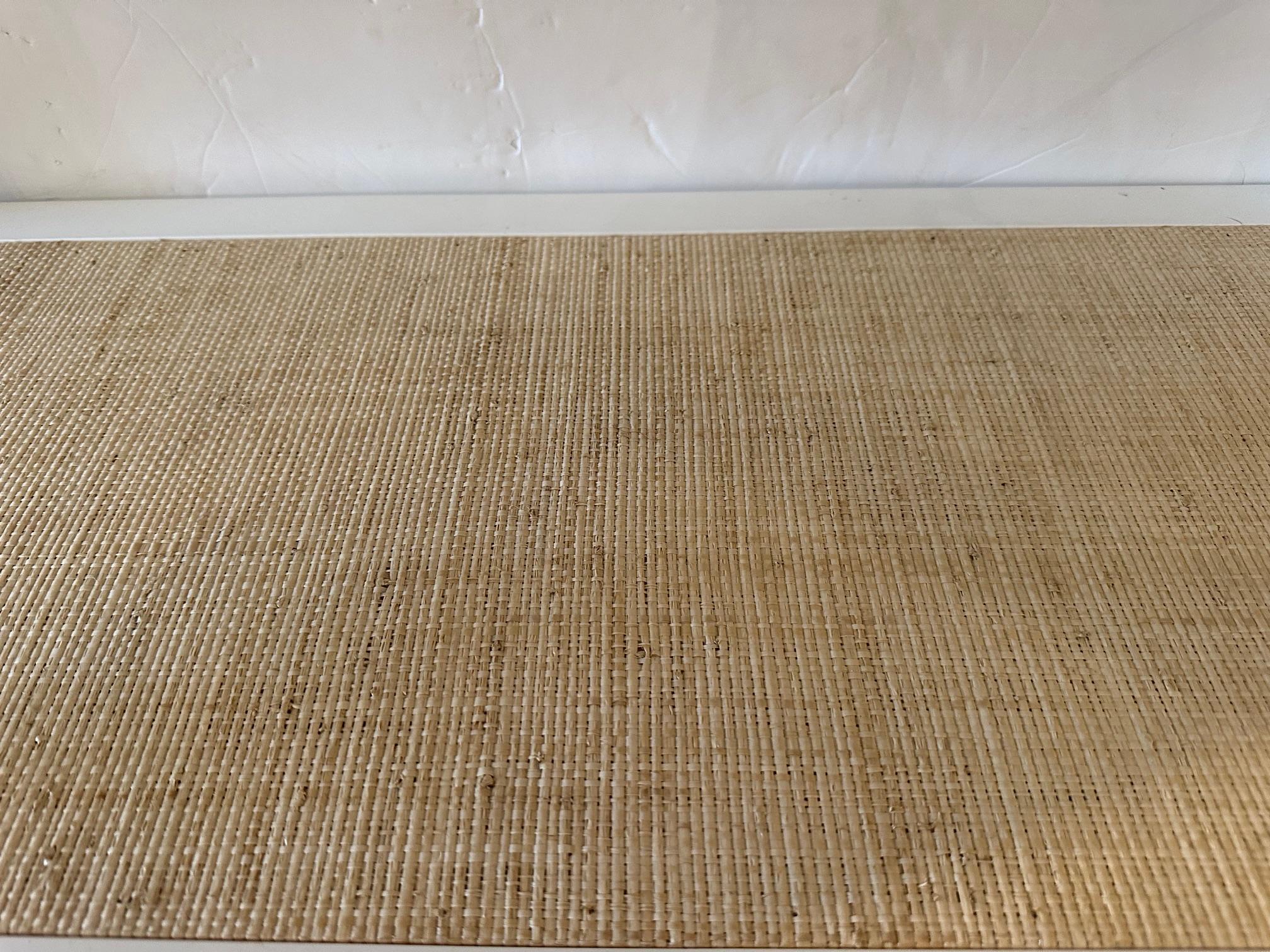 Estantería de madera pintada de blanco con estantes forrados de tela de hierba 5