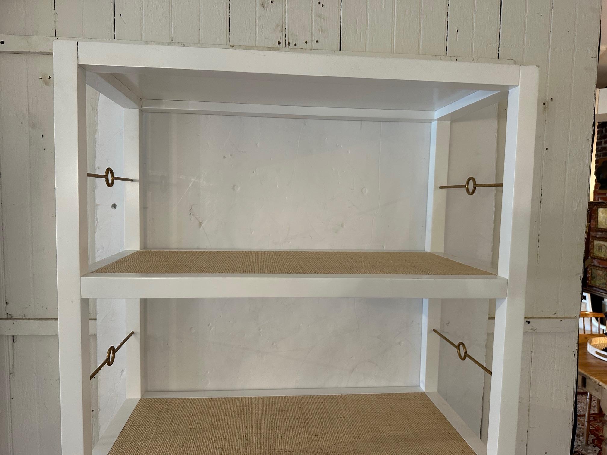 Estantería de madera pintada de blanco con estantes forrados de tela de hierba Moderno orgánico
