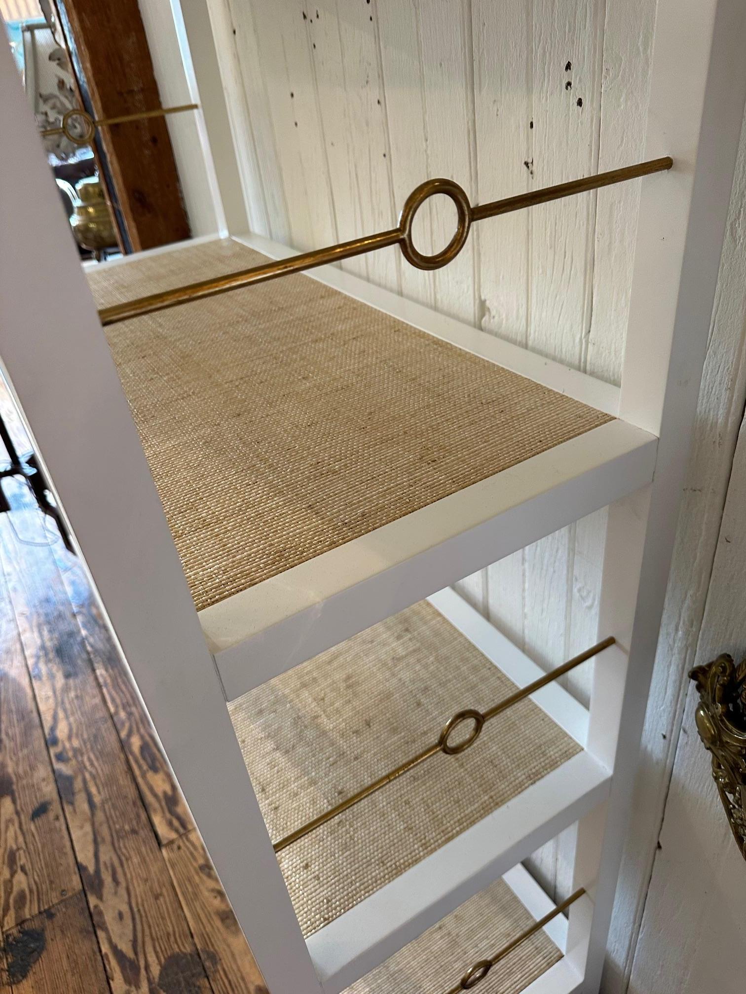 Estantería de madera pintada de blanco con estantes forrados de tela de hierba en Bueno Estado en Hopewell, NJ
